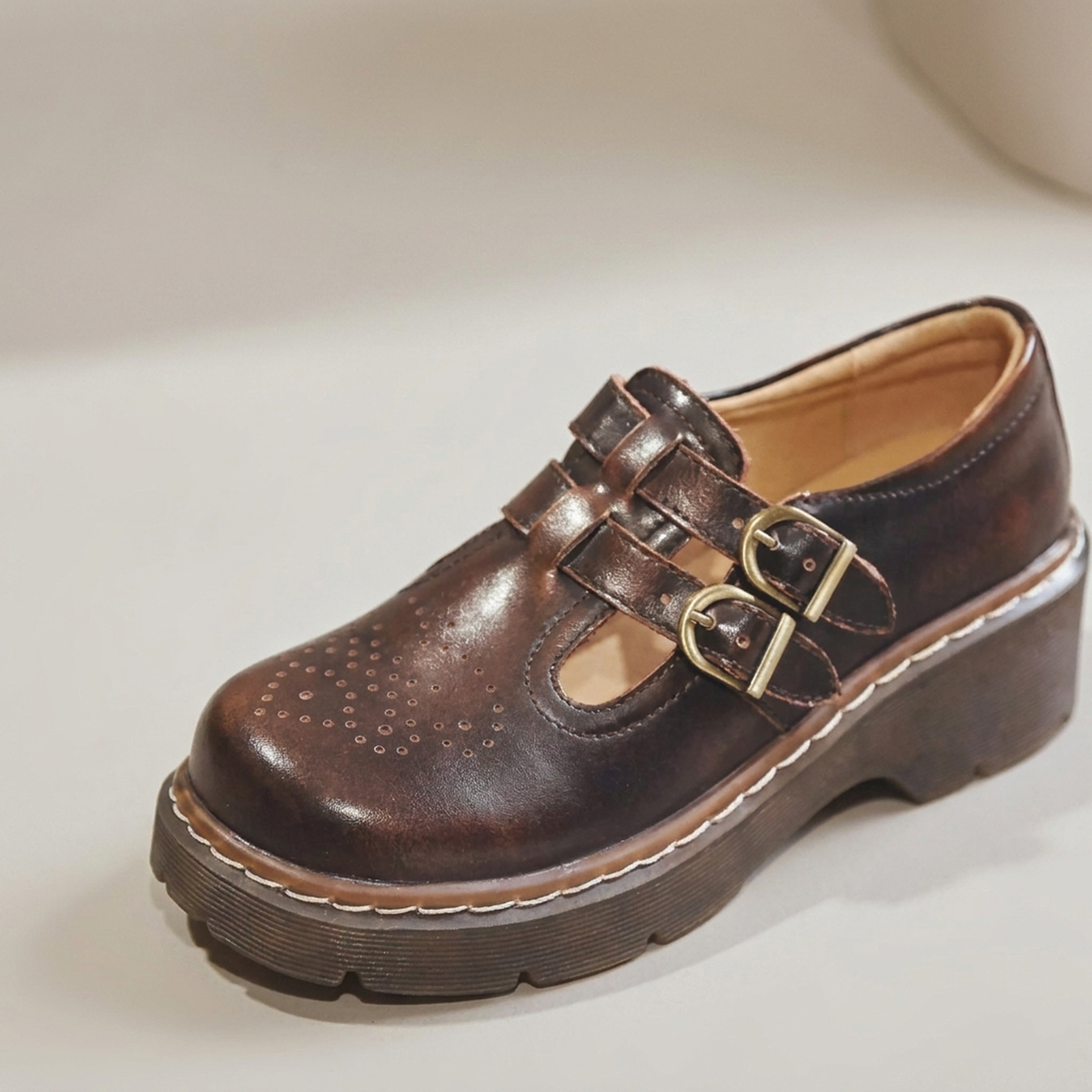 PLUXSTYLE::numise::vintage-t-bar-mary-jane-shoes::closeup-hero