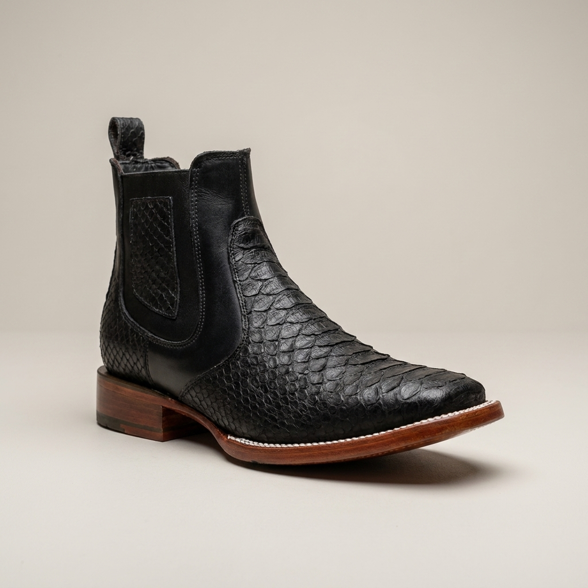 PLUXSTYLE::numise::mens-m1-vintage-boots::closeup-hero