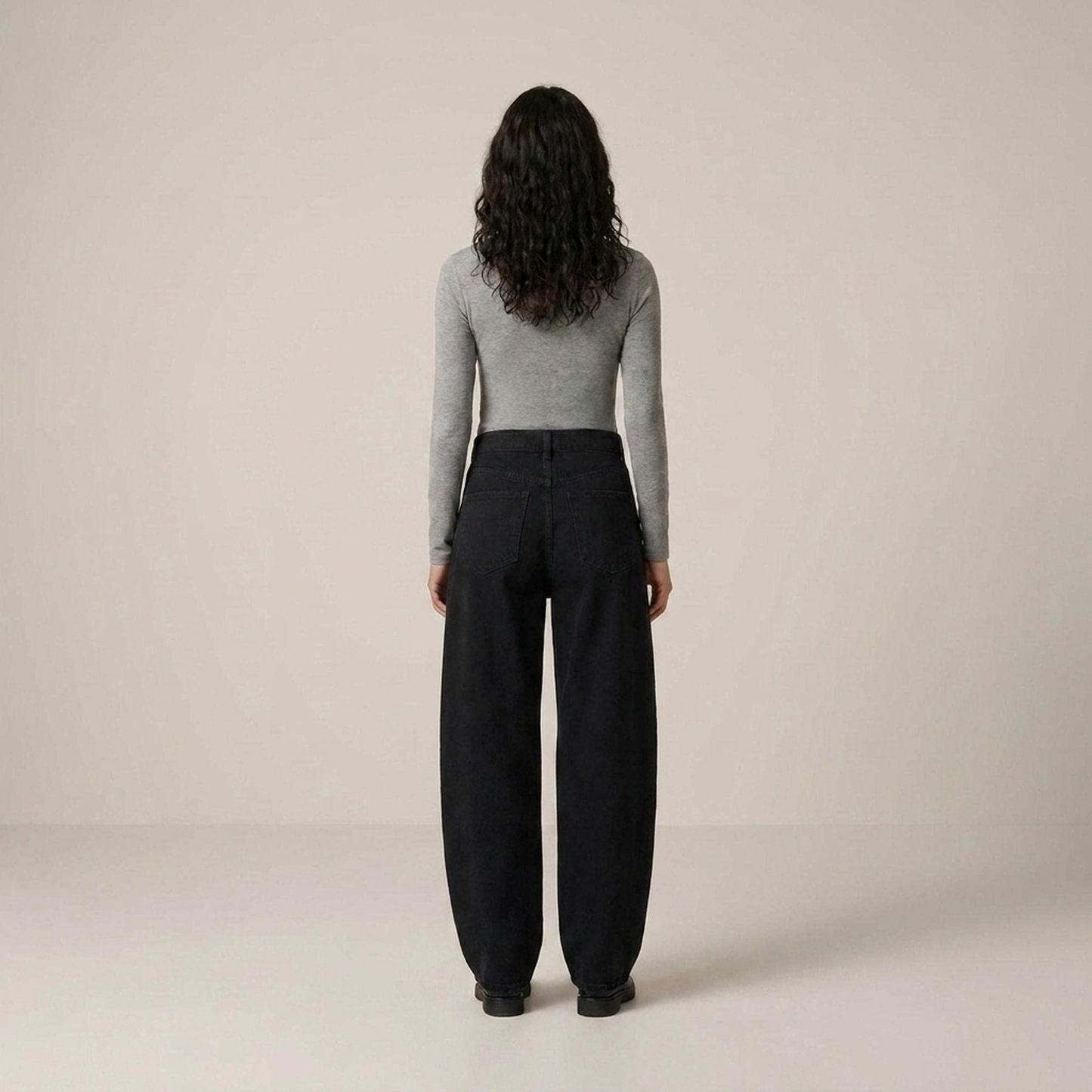 PLUXSTYLE::numise::akari-black-barrel-jeans::back