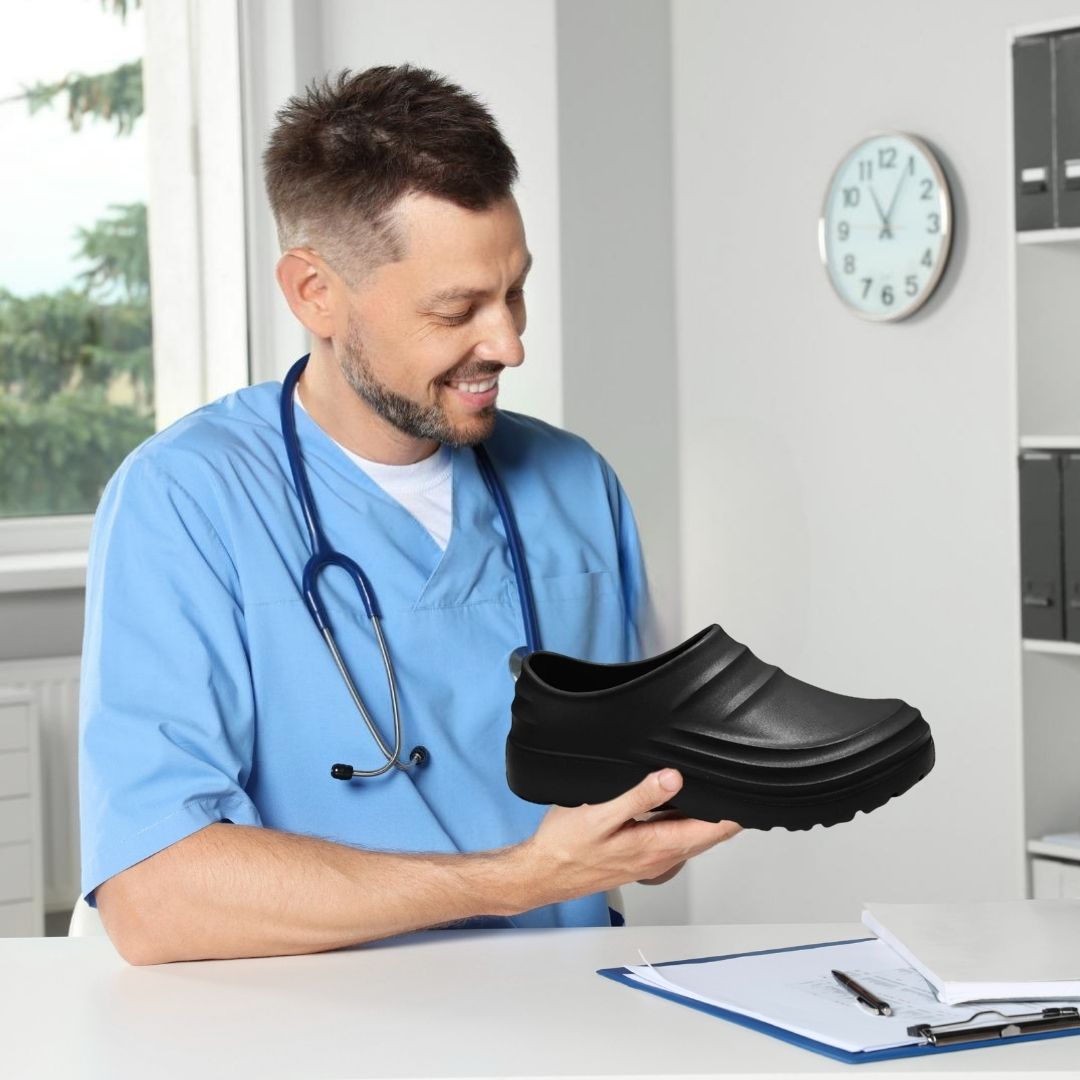 PLUXSTYLE::numise::slip-resistant-comfort-clogs::lifestyle-keep-1