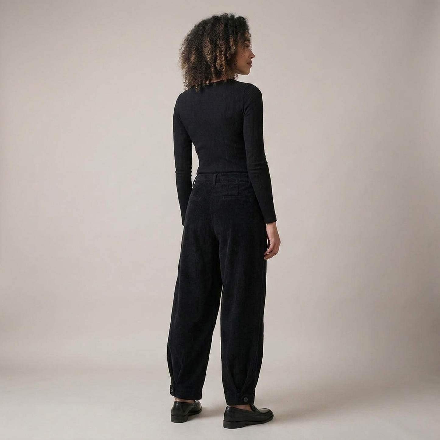 PLUXSTYLE::numise::pleated-barrel-leg-pants::back