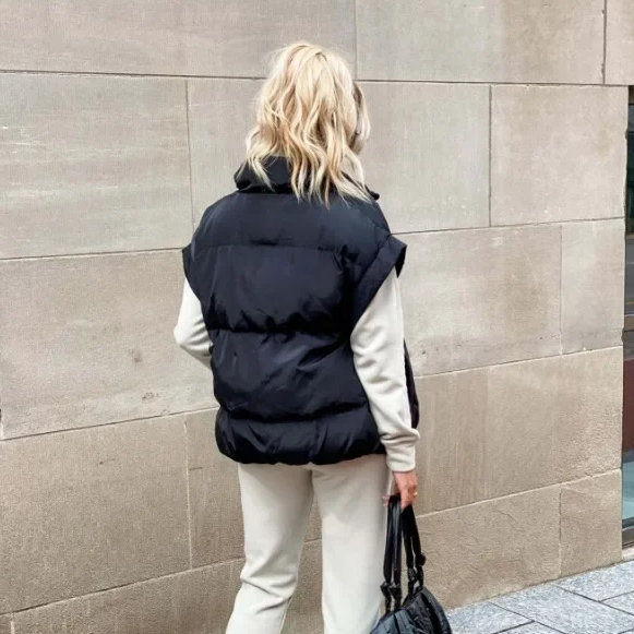 PLUXSTYLE::numise::stella-sleeveless-parka::lifestyle-keep-2