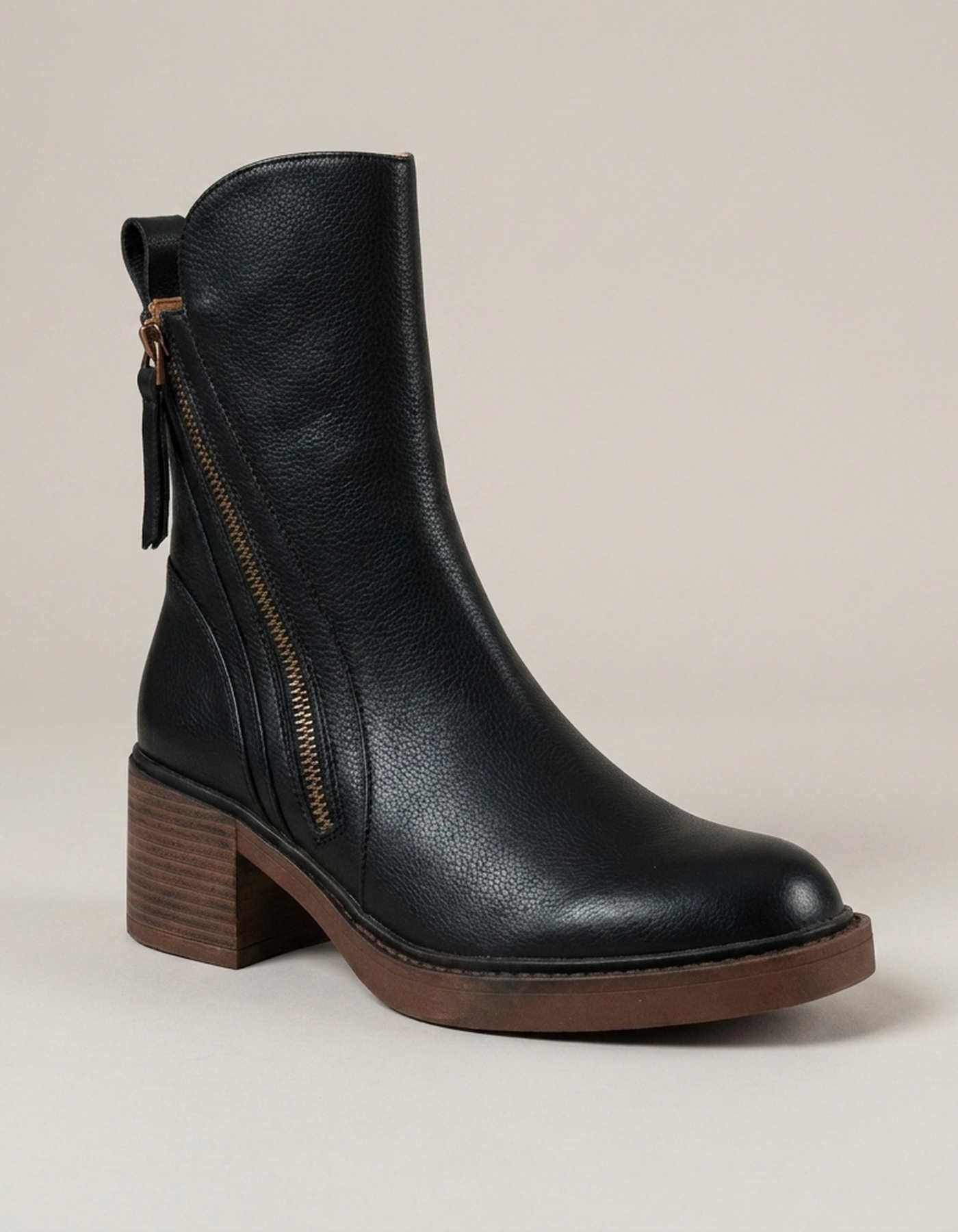 PLUXSTYLE::numise::refined-everyday-ankle-boots::closeup-hero