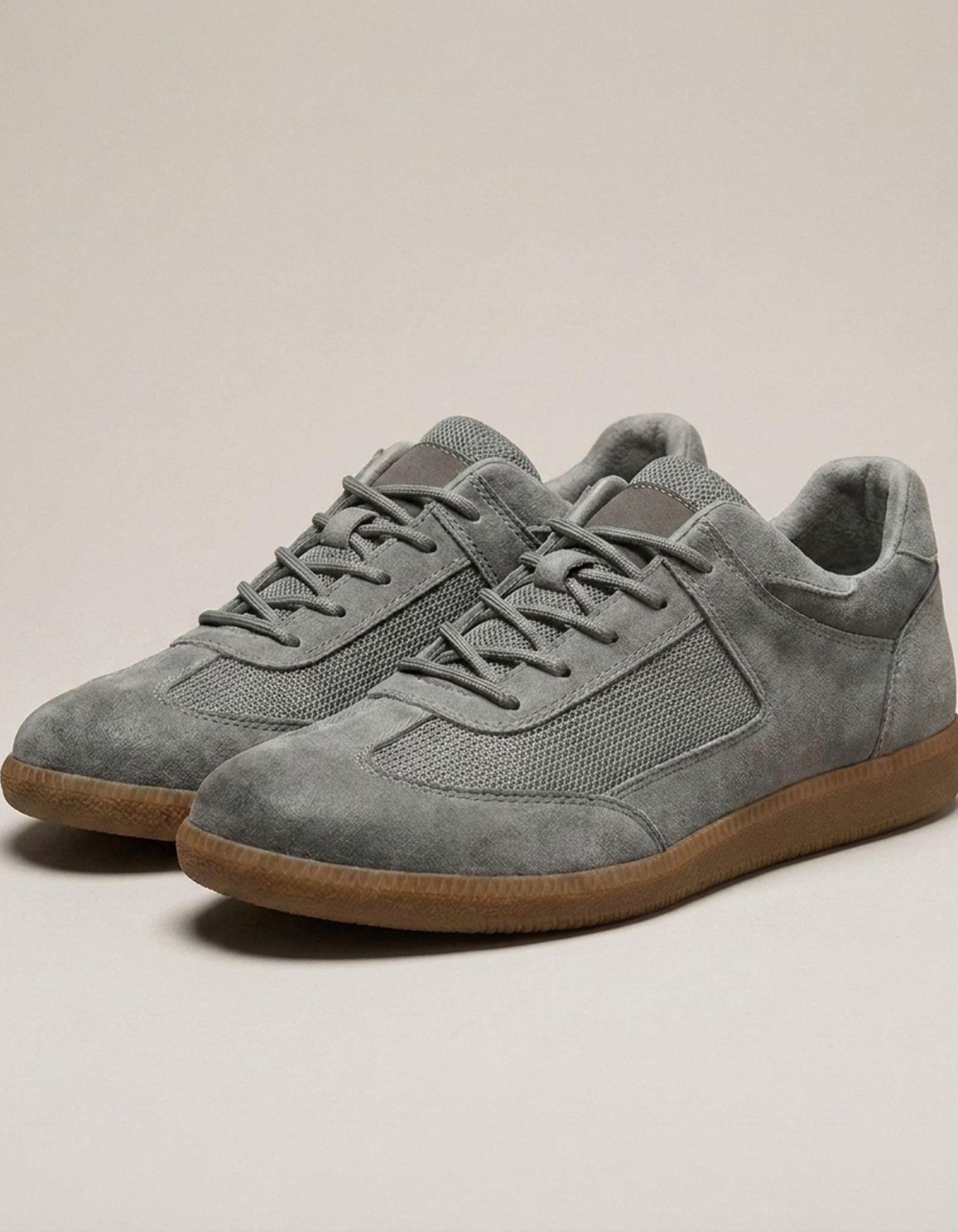 PLUXSTYLE::numise::aprielle-low-cut-sneakers::closeup-detail
