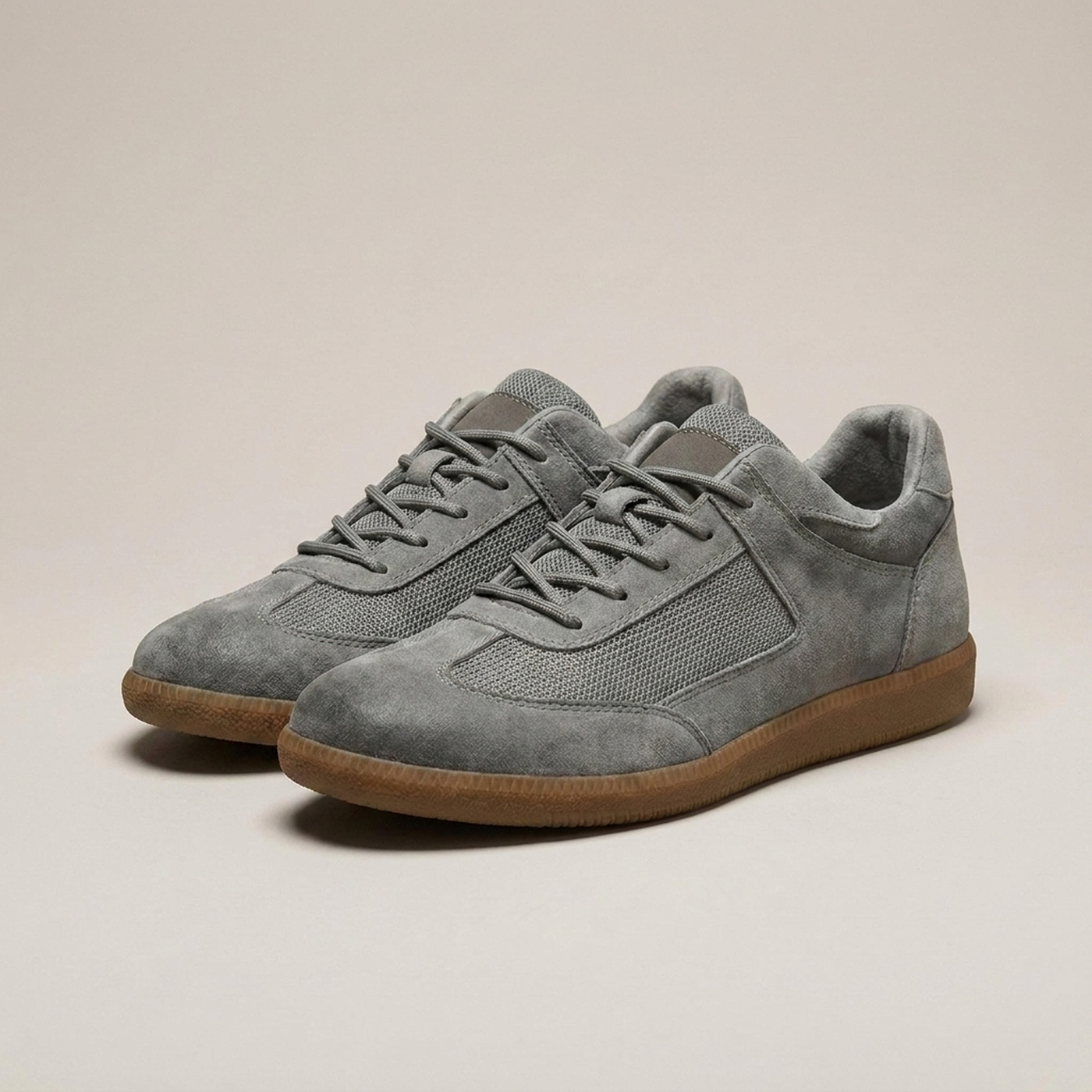 PLUXSTYLE::numise::aprielle-low-cut-sneakers::closeup-detail