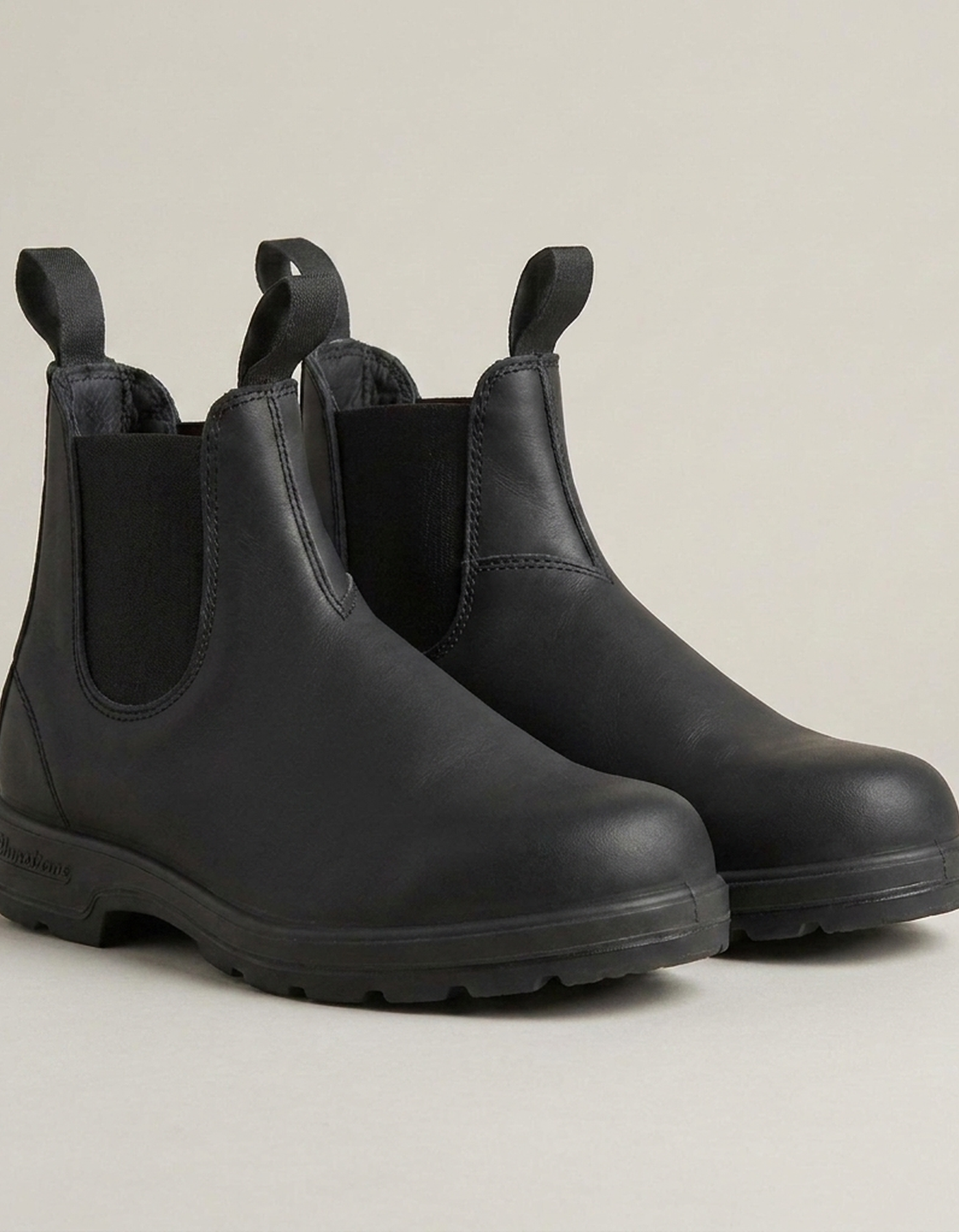 PLUXSTYLE::numise::mens-cushioned-chelsea-boots::closeup-detail