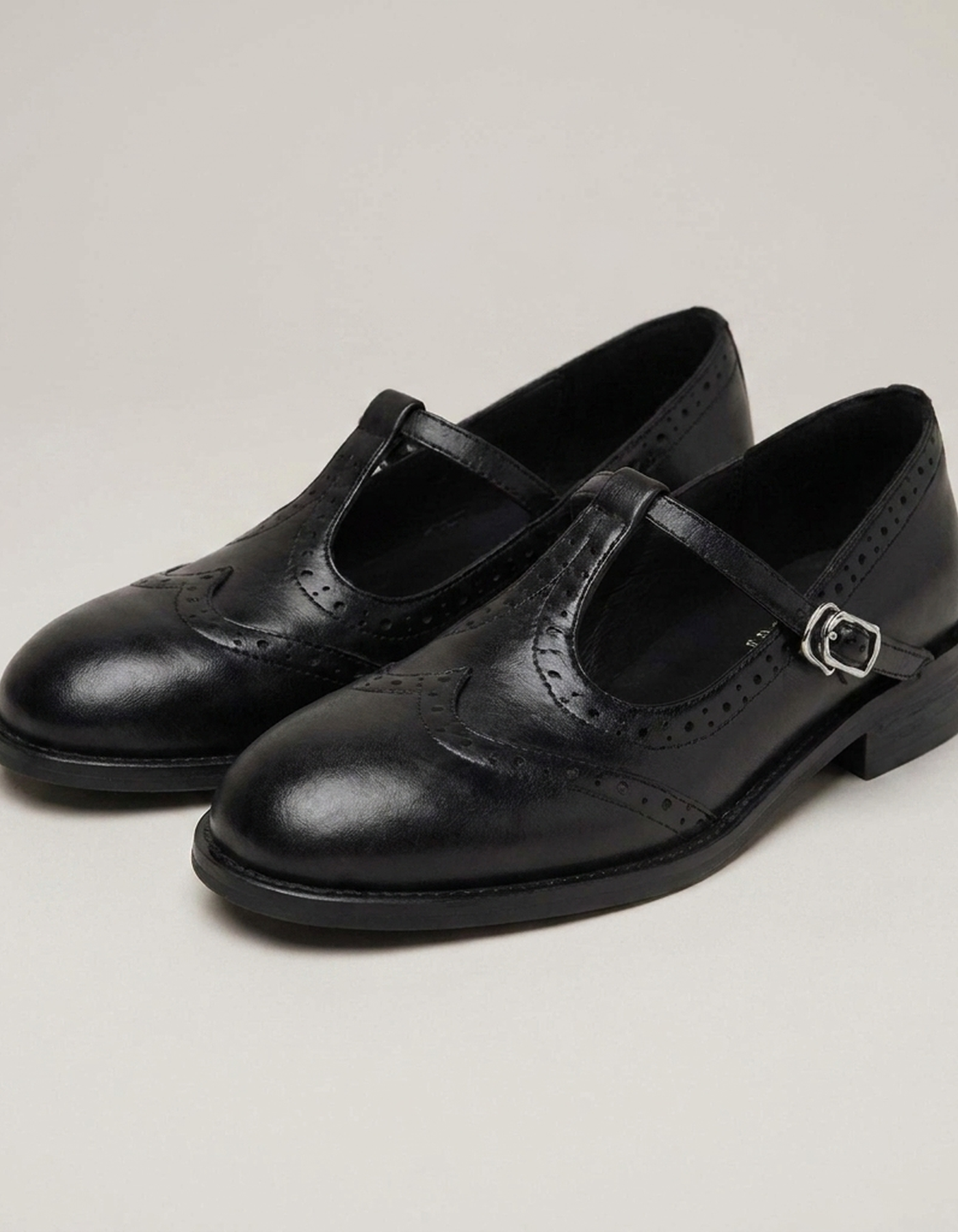 PLUXSTYLE::numise::open-brogue-mary-jane-shoes::closeup-detail