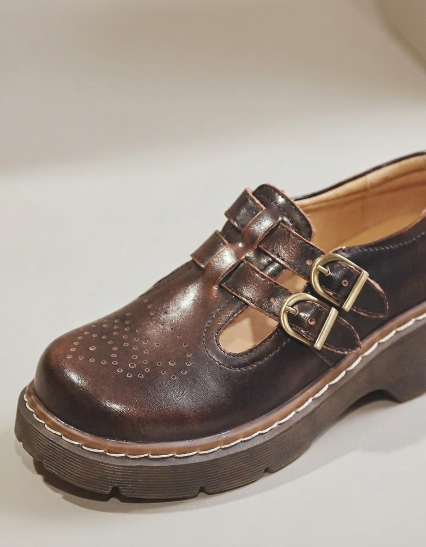 PLUXSTYLE::numise::vintage-t-bar-mary-jane-shoes::closeup-hero