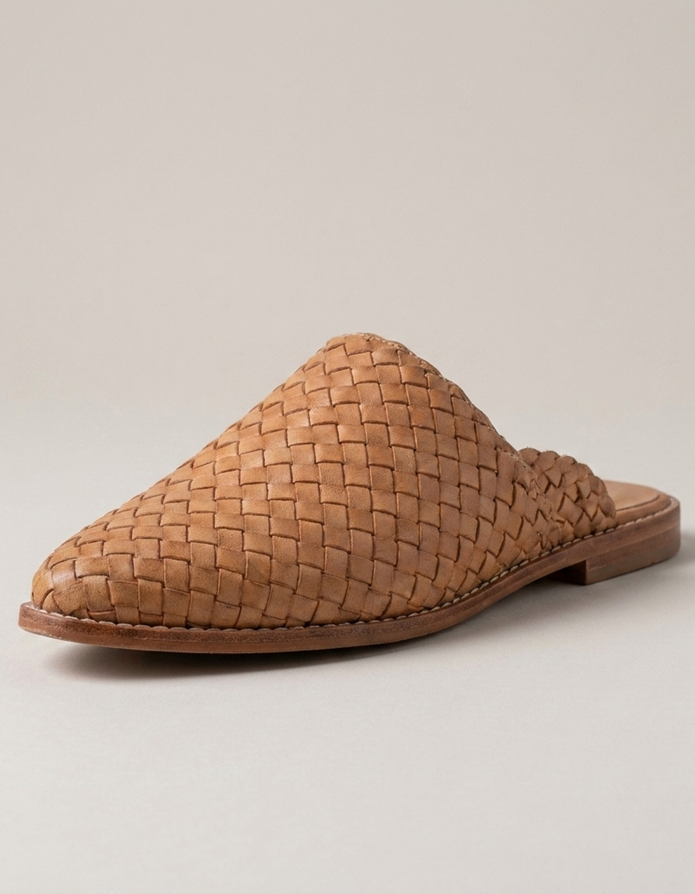 PLUXSTYLE::numise::womens-pointed-toe-woven-mules::closeup-hero