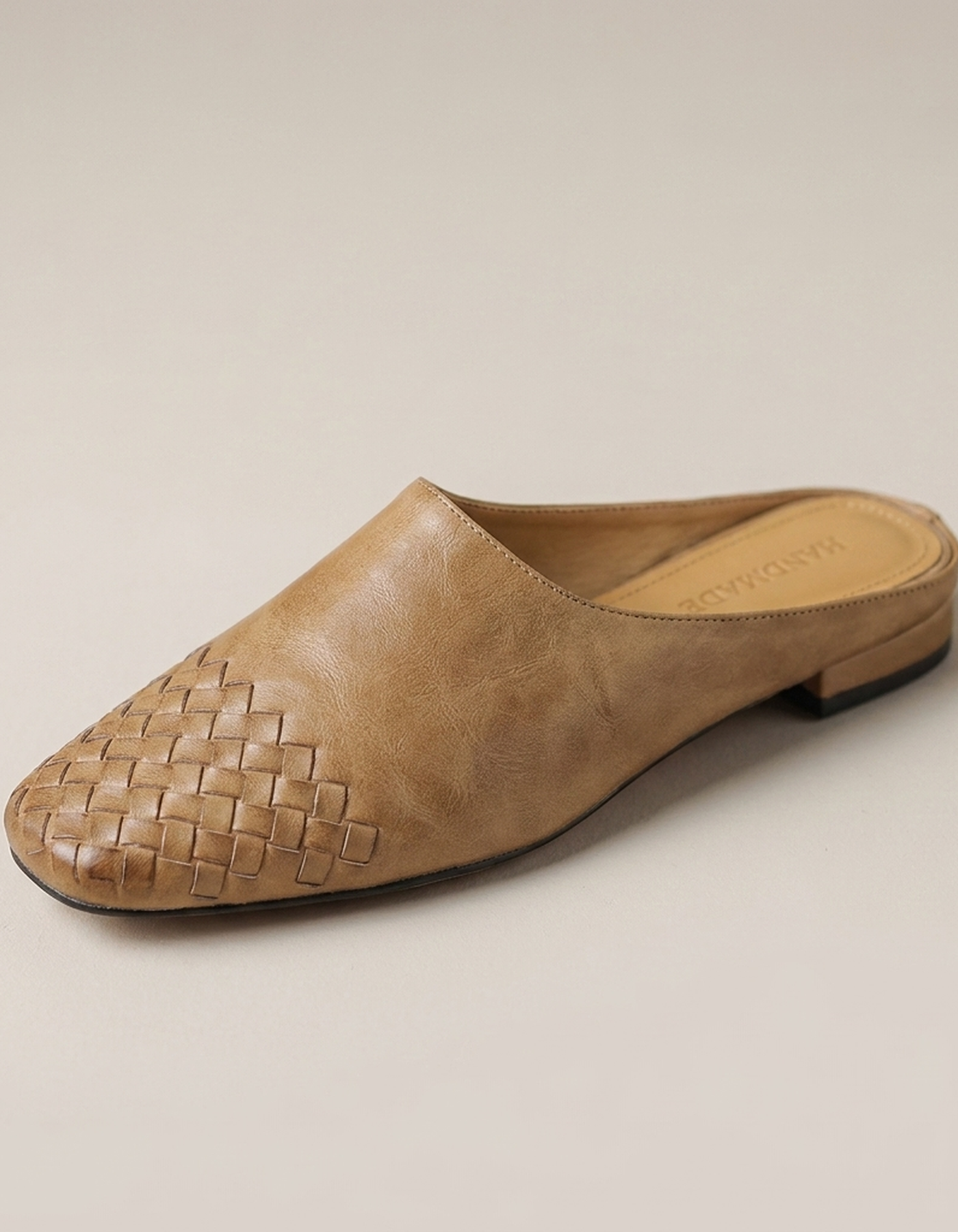 PLUXSTYLE::numise::helma-everyday-mules::closeup-hero
