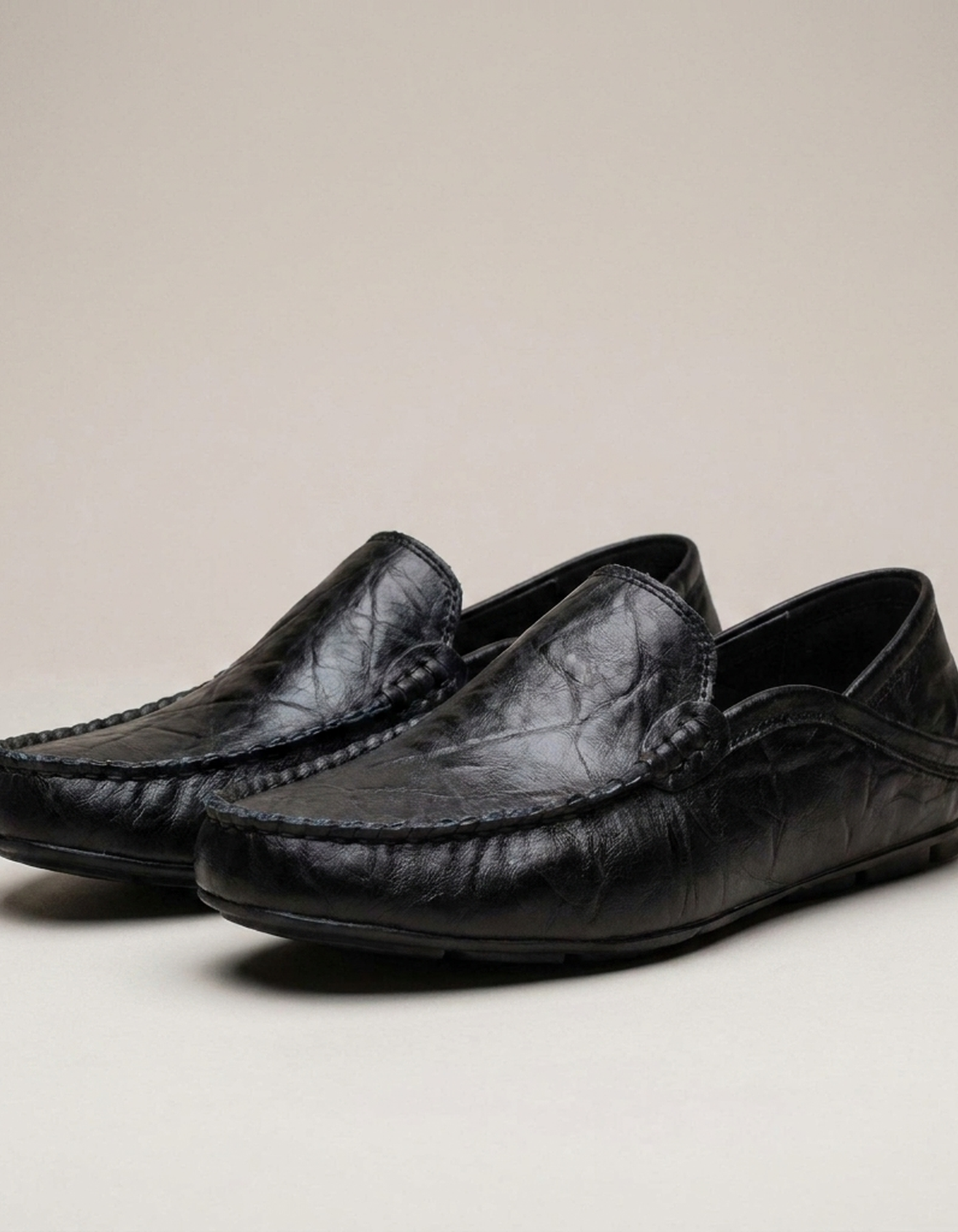 PLUXSTYLE::numise::mens-easy-fit-loafer-footwear::closeup-detail