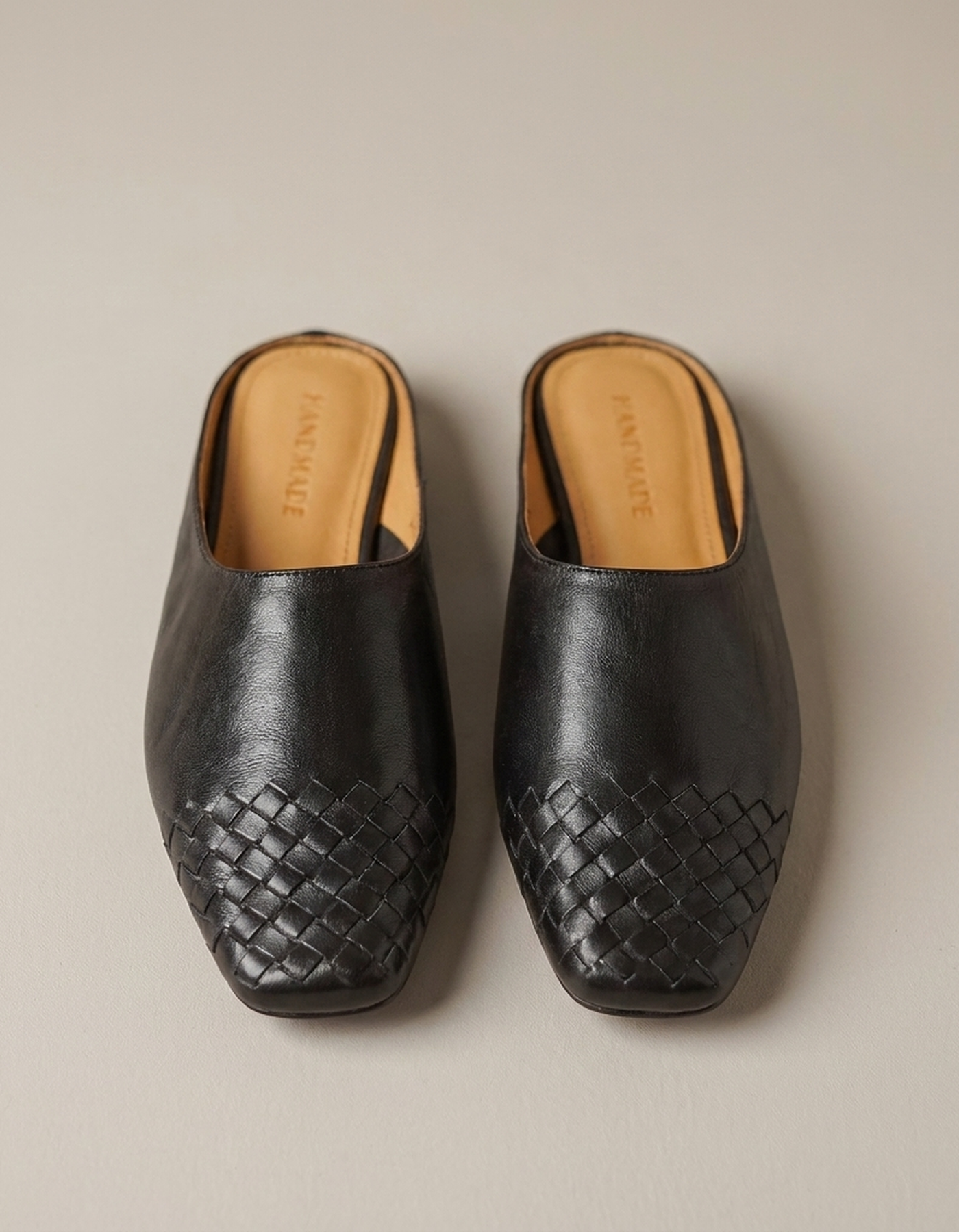 PLUXSTYLE::numise::clara-timeless-mule-footwear::pack-black