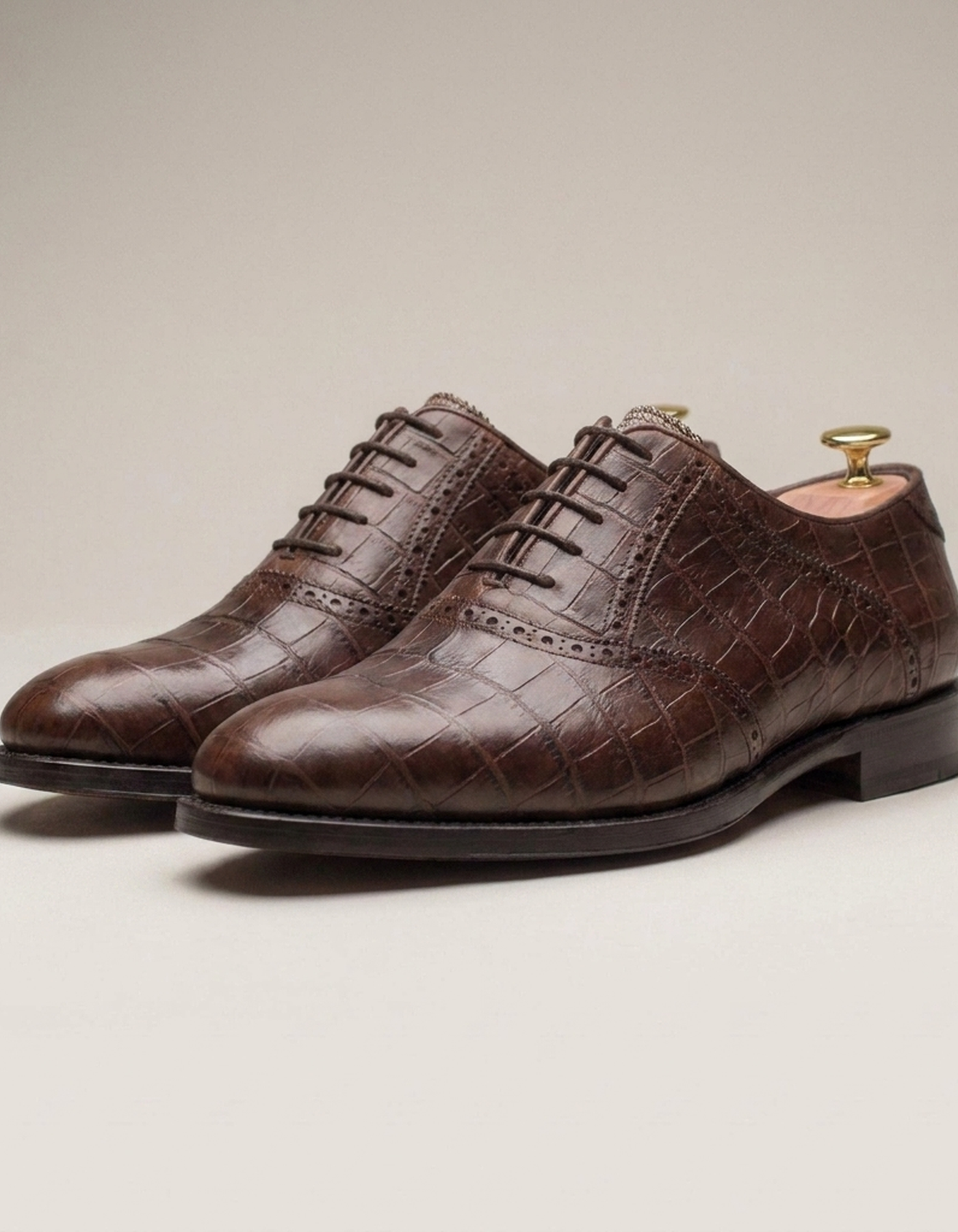 PLUXSTYLE::numise::aqualuna-oxford-golf-footwear::closeup-detail