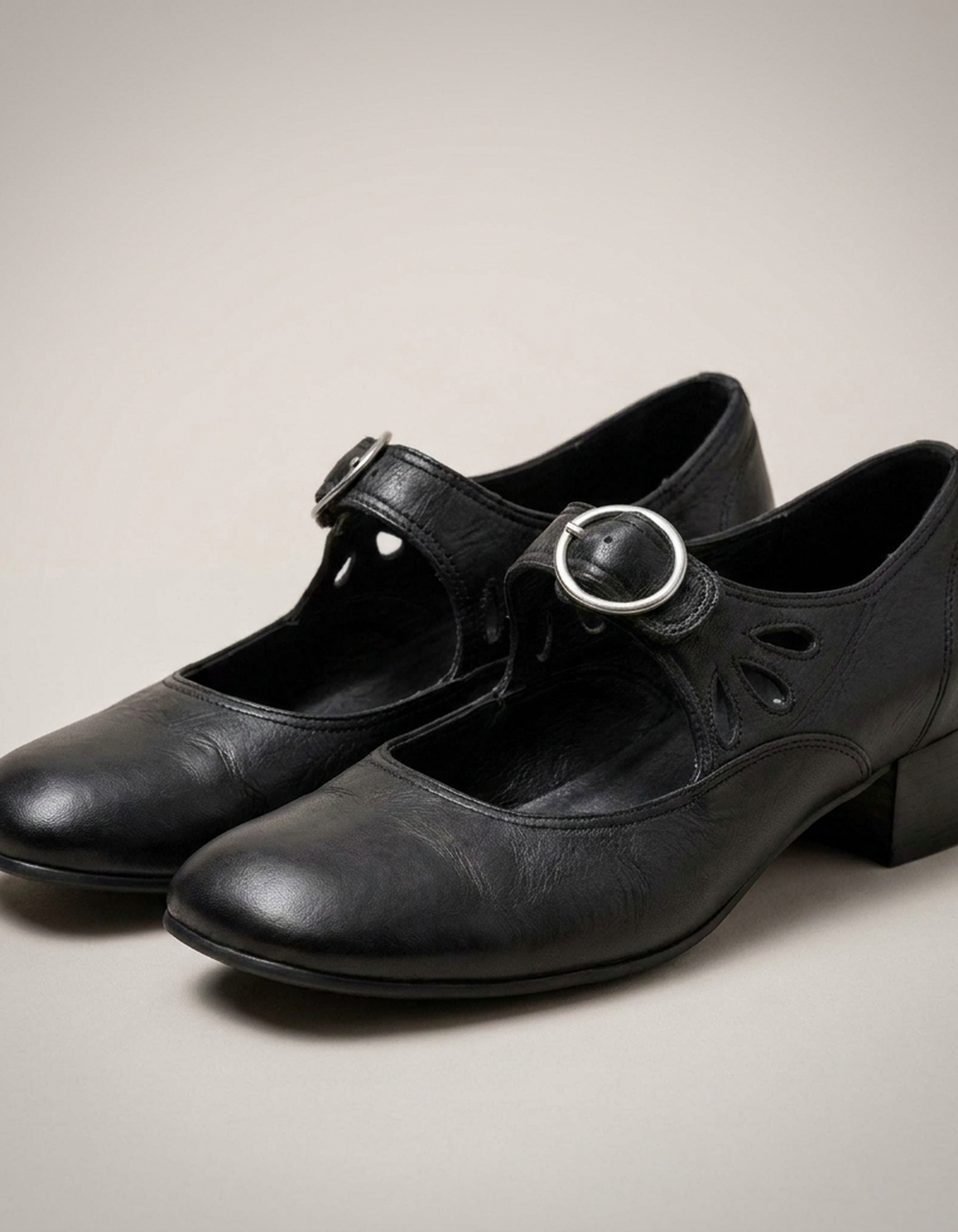 PLUXSTYLE::numise::amelia-buckle-strap-mary-jane-shoes::closeup-detail