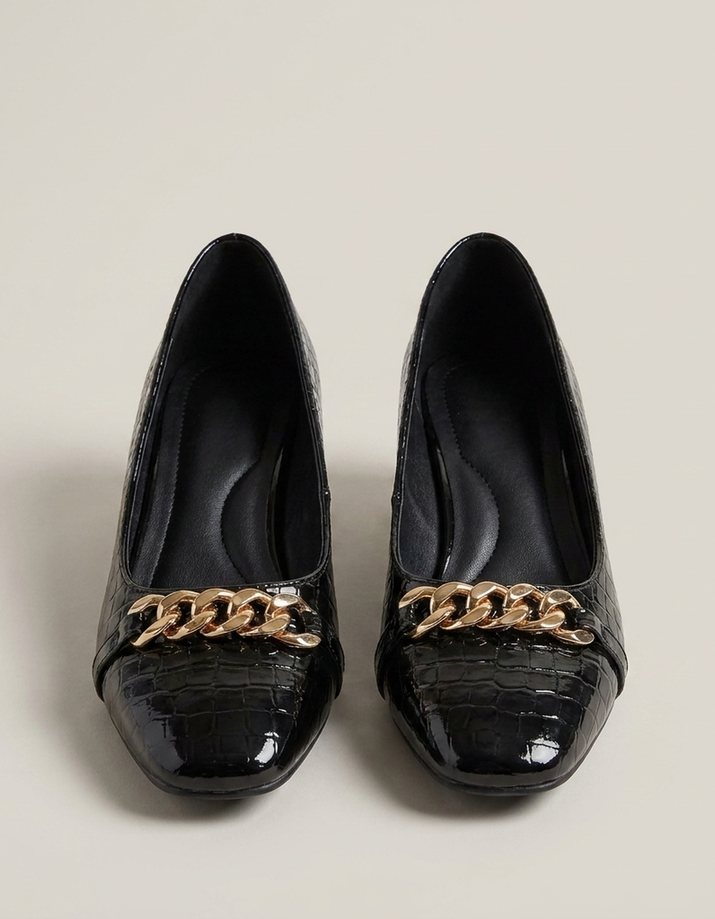 PLUXSTYLE::numise::ava-chain-detail-block-heel-loafers::pack-black