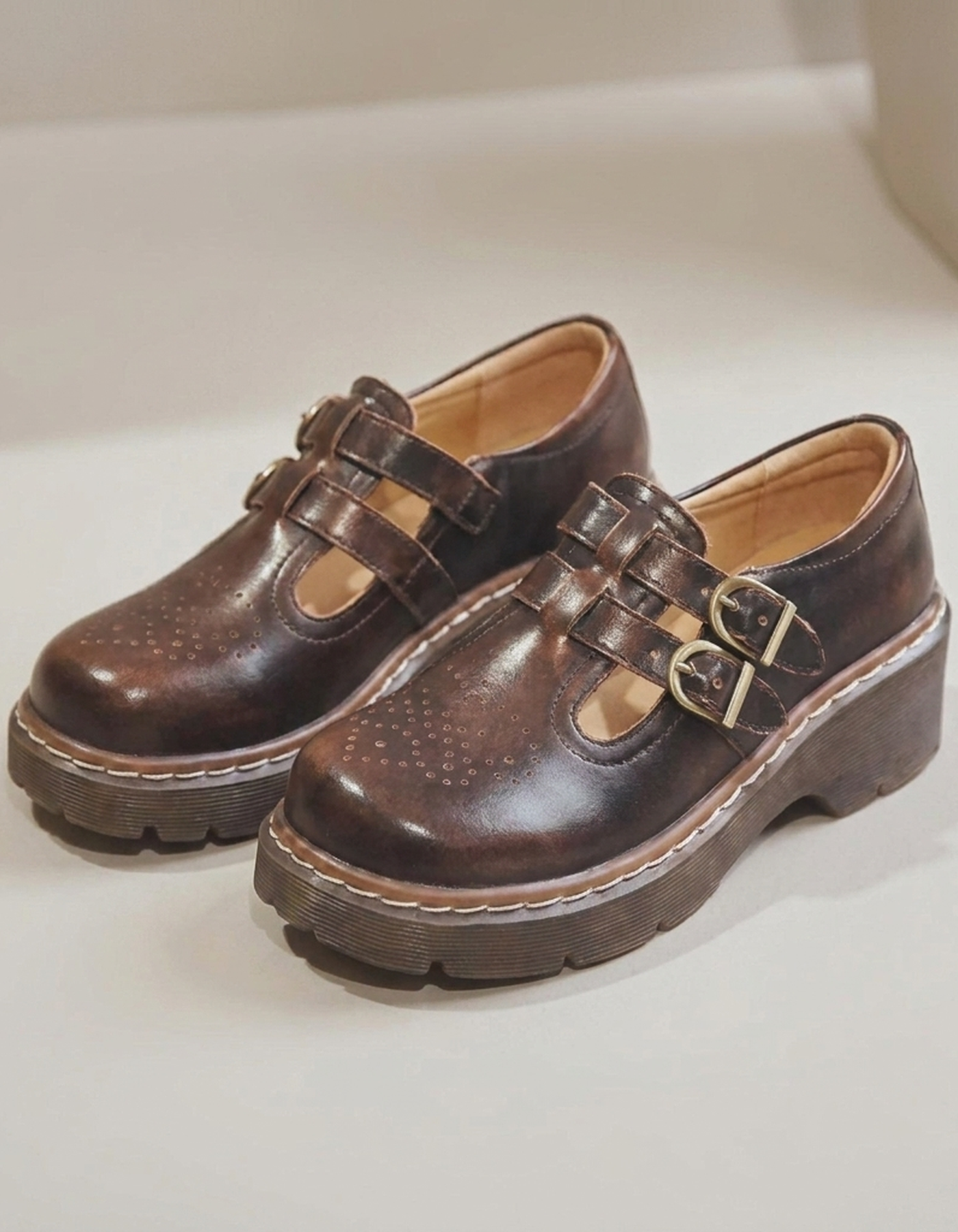 PLUXSTYLE::numise::vintage-t-bar-mary-jane-shoes::closeup-detail