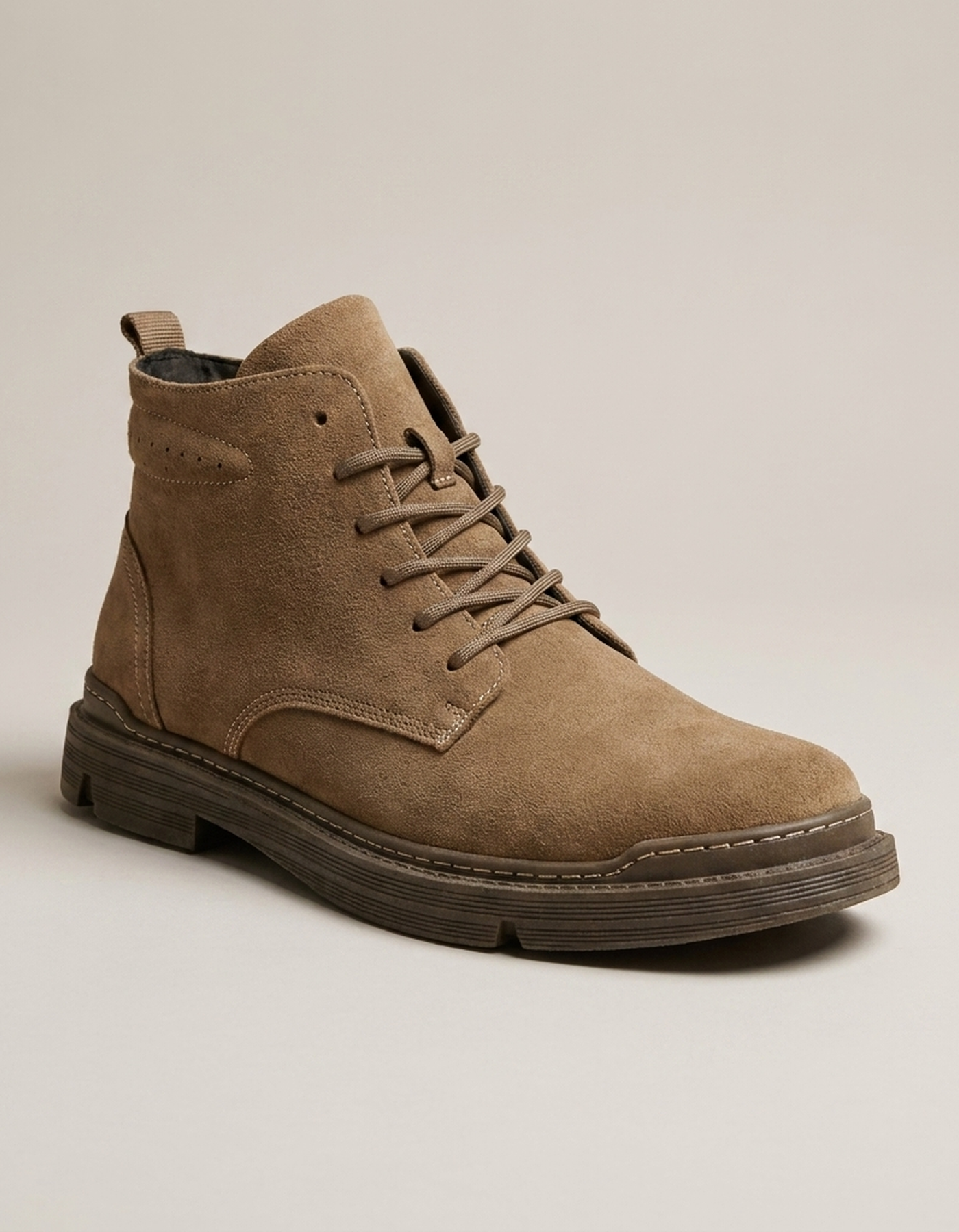 PLUXSTYLE::numise::mens-lace-up-chukka-boots::closeup-hero