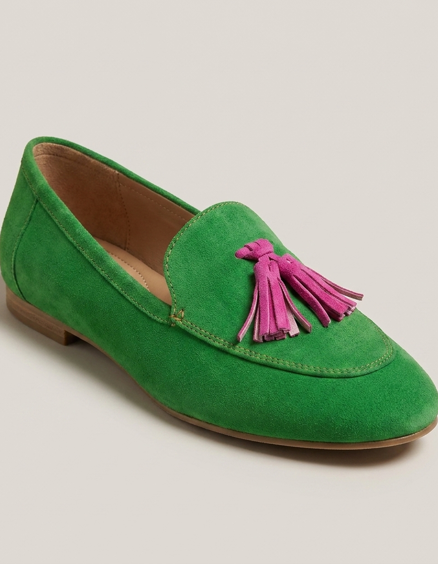 PLUXSTYLE::numise::green-tassel-loafers::closeup-hero
