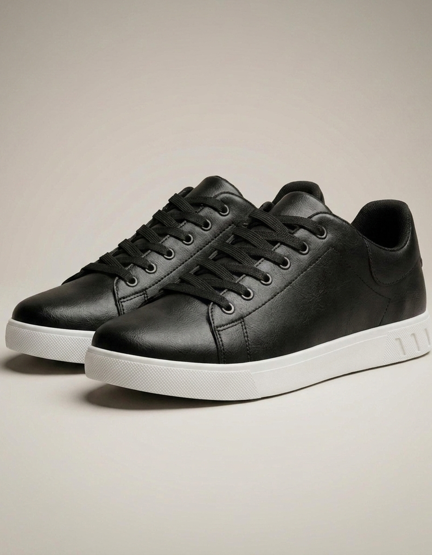 PLUXSTYLE::numise::mens-clean-low-top-sneakers::closeup-detail