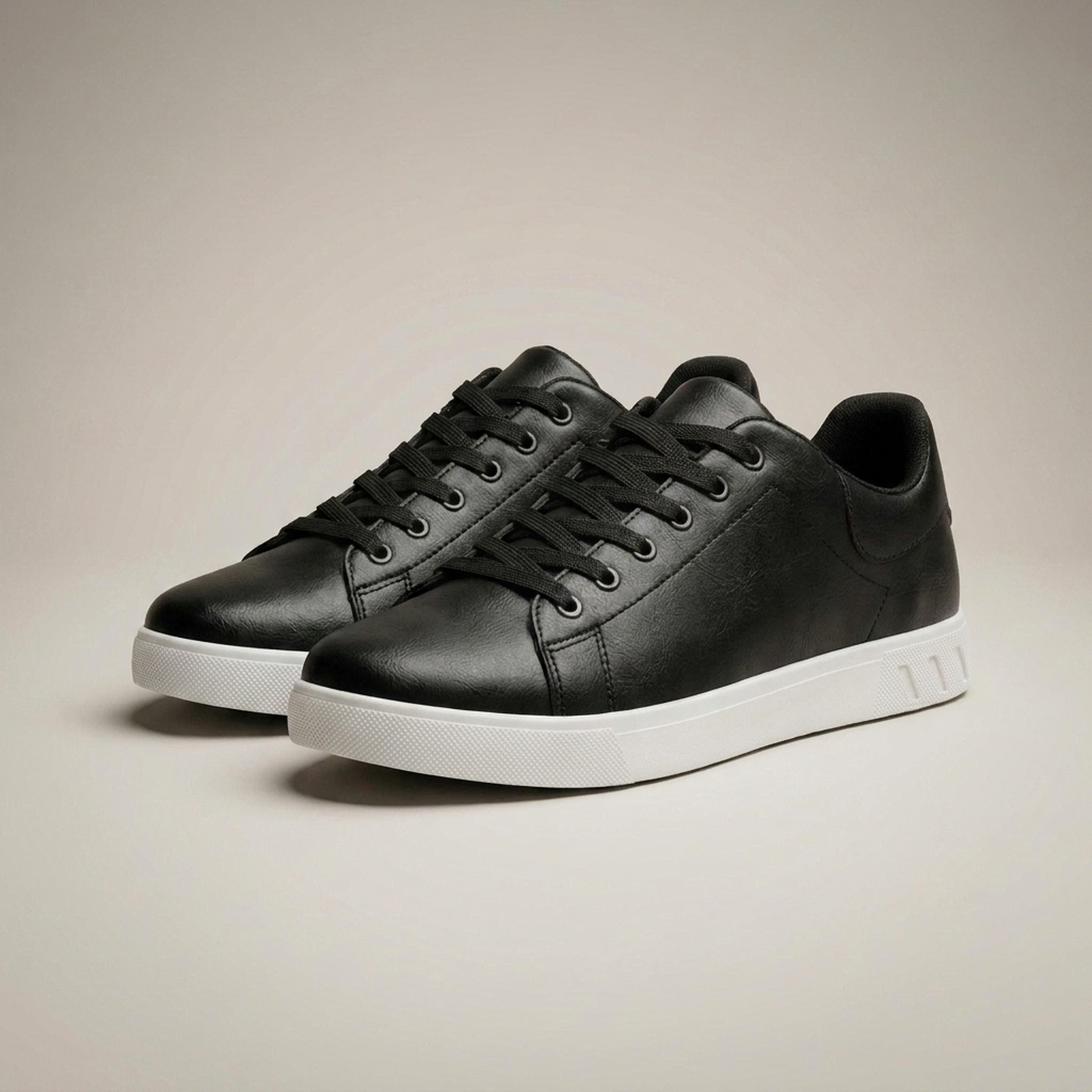 PLUXSTYLE::numise::mens-clean-low-top-sneakers::closeup-detail