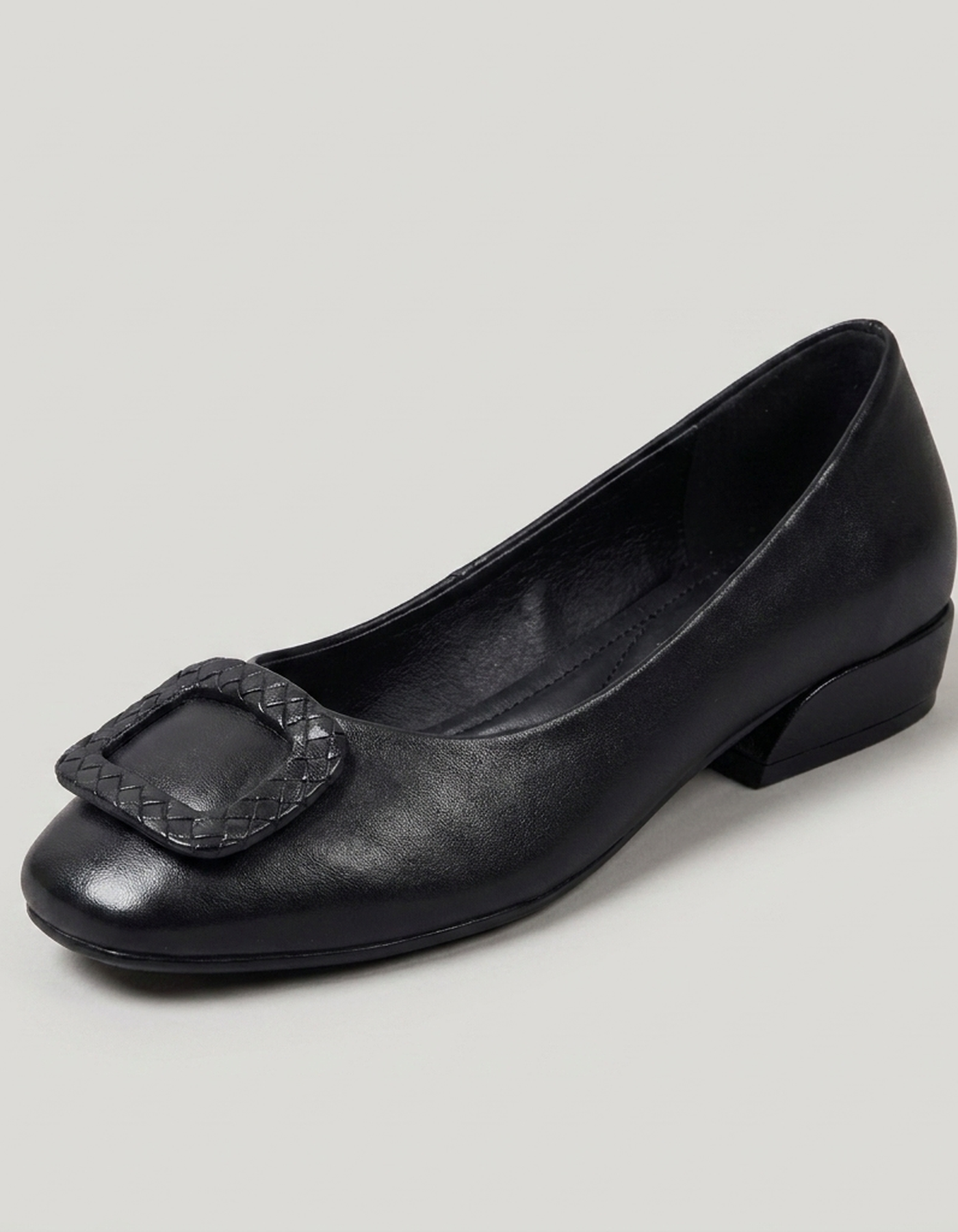 PLUXSTYLE::numise::womens-flat-sole-ballerina-footwear::closeup-hero