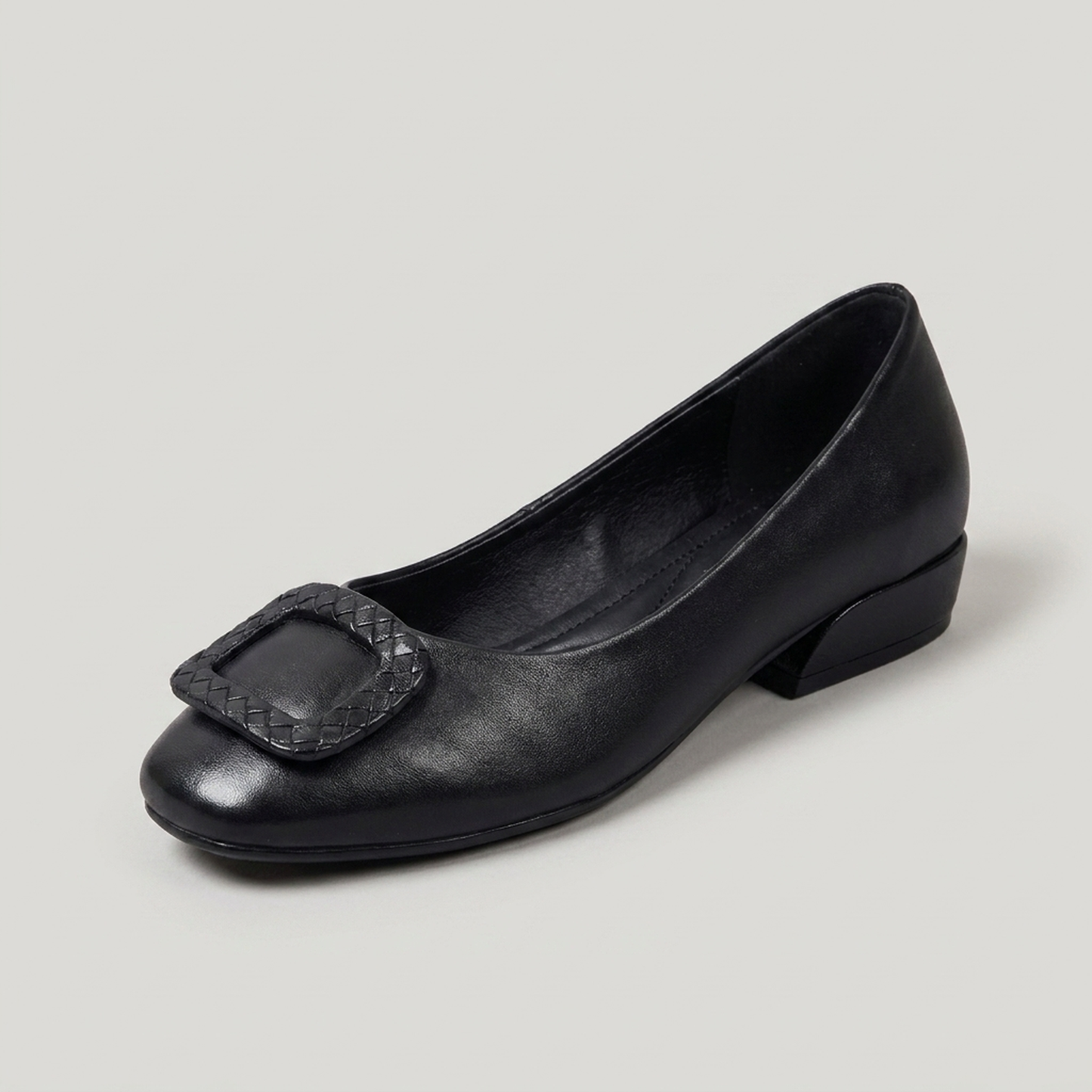 PLUXSTYLE::numise::womens-flat-sole-ballerina-footwear::closeup-hero