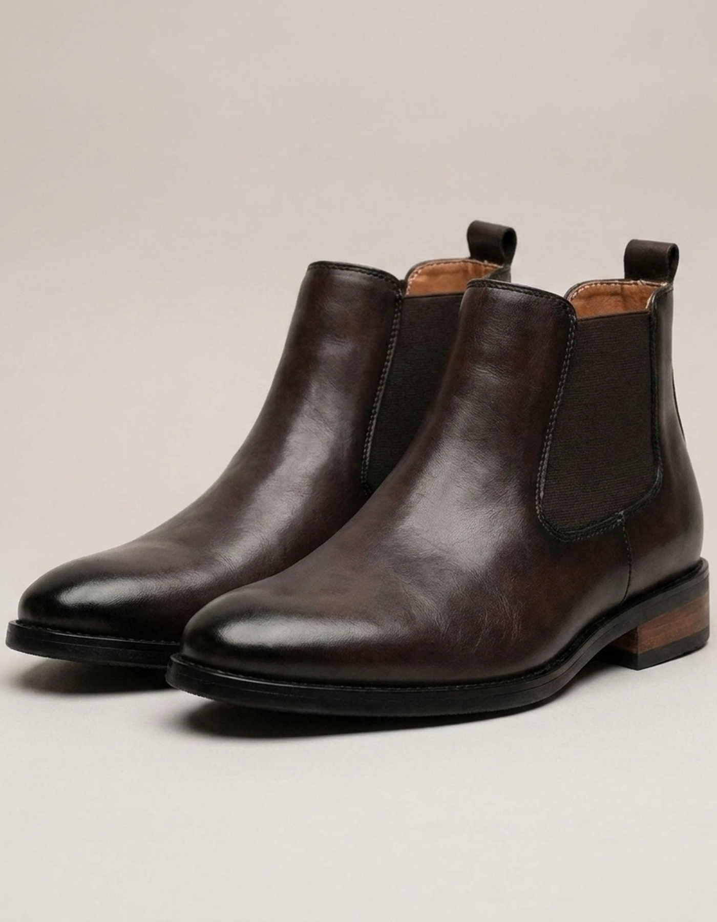 PLUXSTYLE::numise::heritage-chelsea-boots::closeup-detail