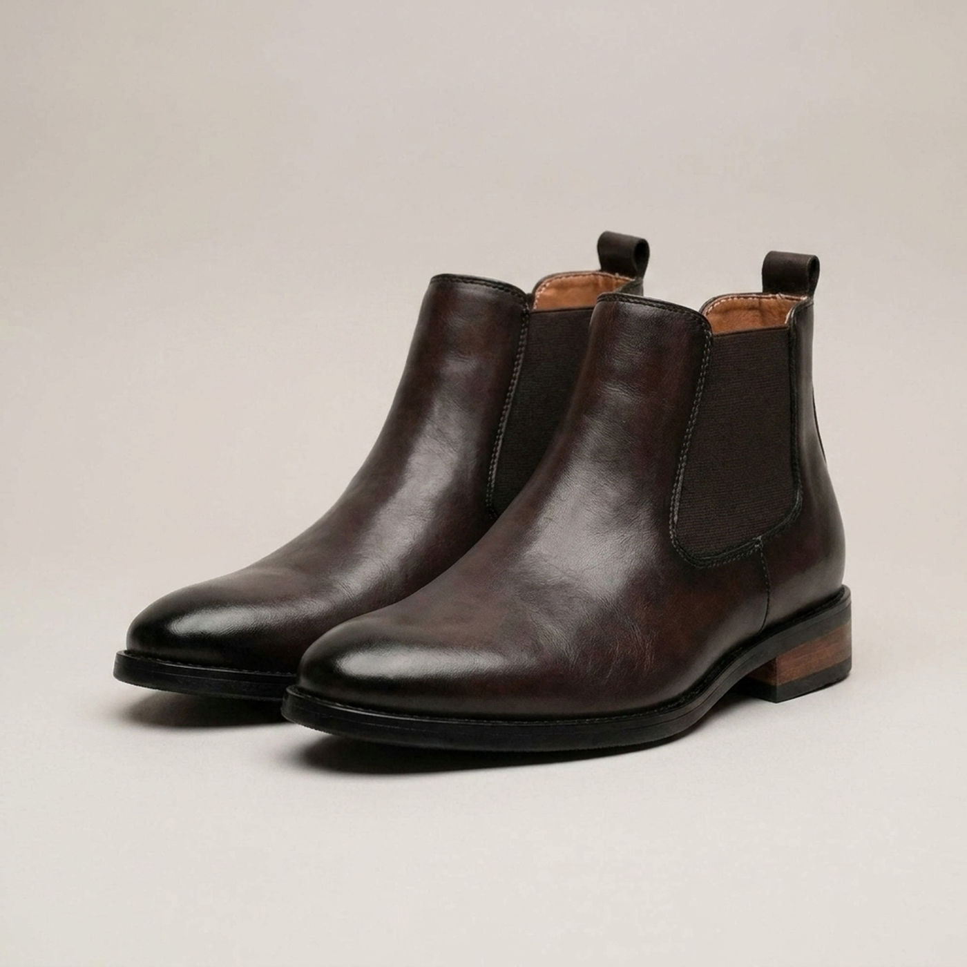 PLUXSTYLE::numise::heritage-chelsea-boots::closeup-detail