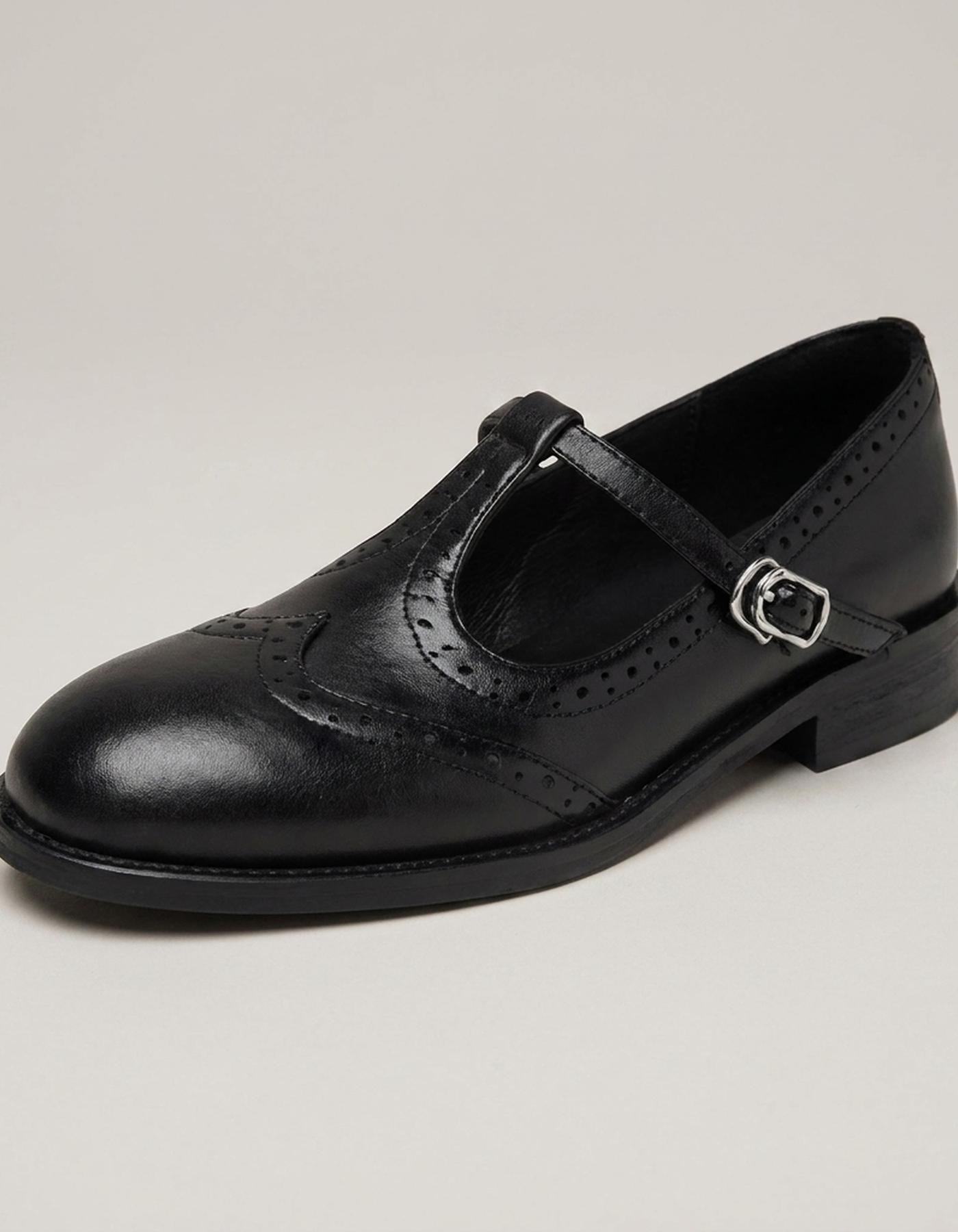 PLUXSTYLE::numise::open-brogue-mary-jane-shoes::closeup-hero