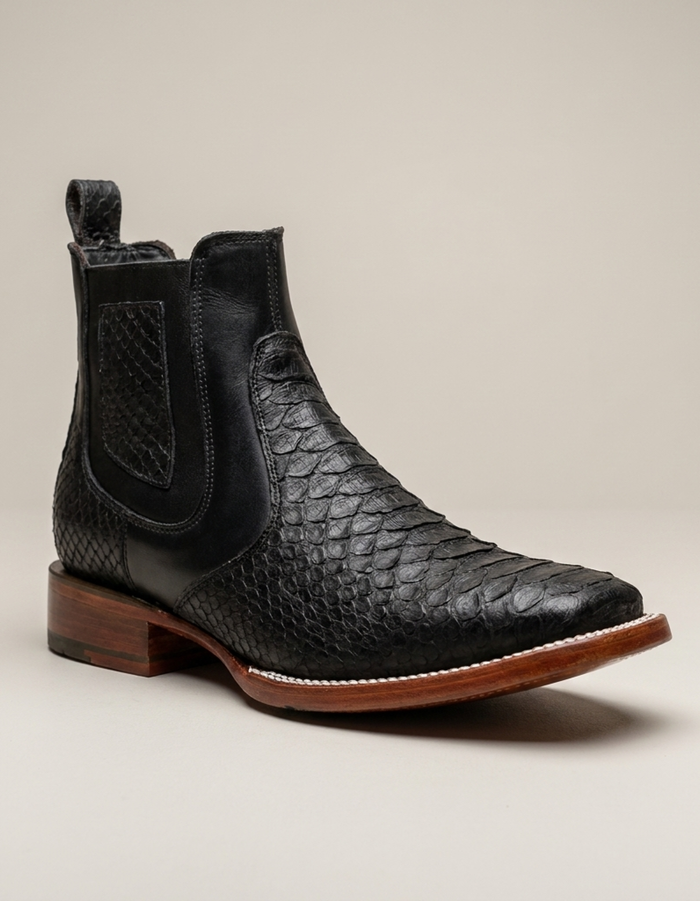 PLUXSTYLE::numise::mens-m1-vintage-boots::closeup-hero
