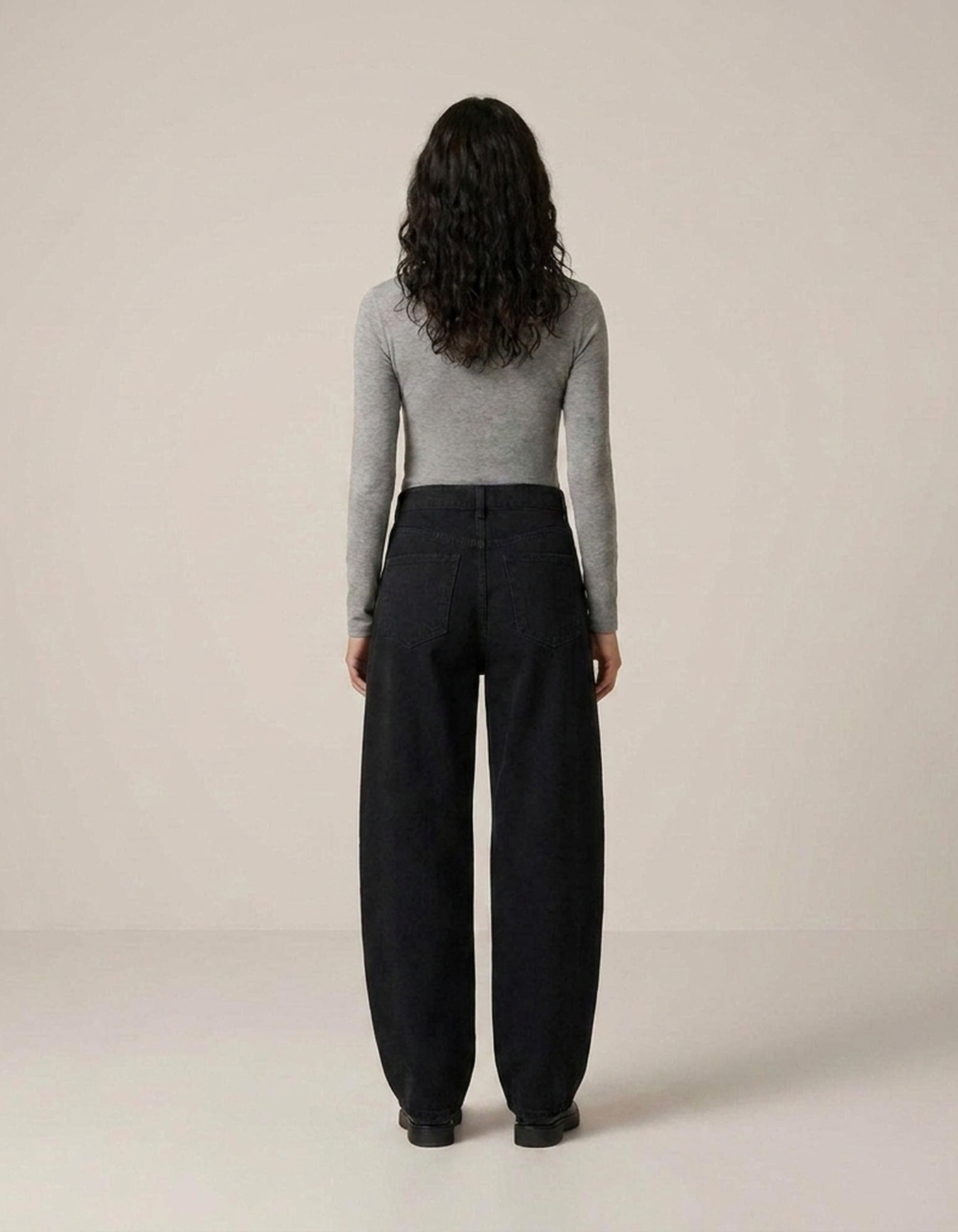 PLUXSTYLE::numise::akari-black-barrel-jeans::back