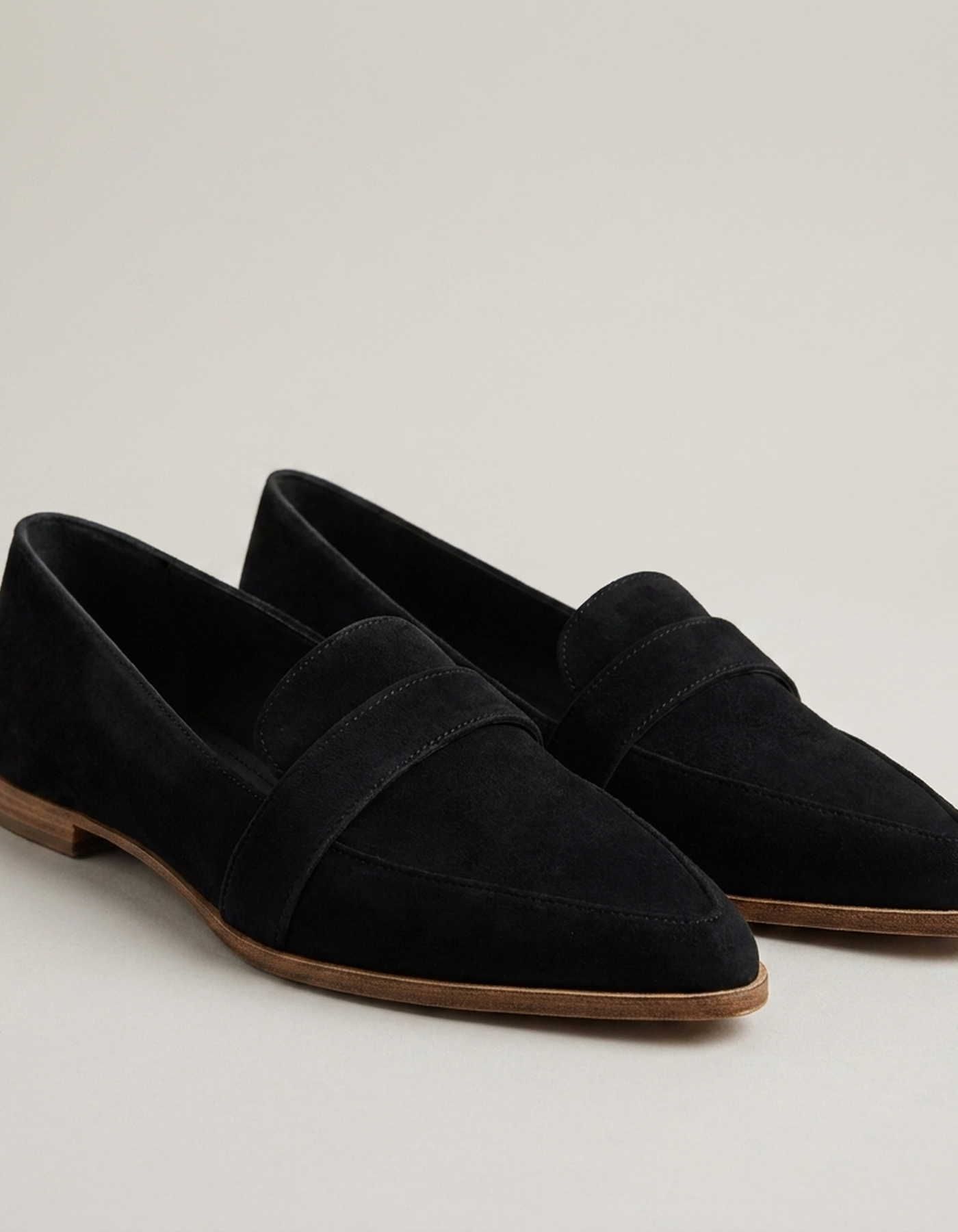 PLUXSTYLE::numise::pointed-toe-comfort-loafers::pack-black