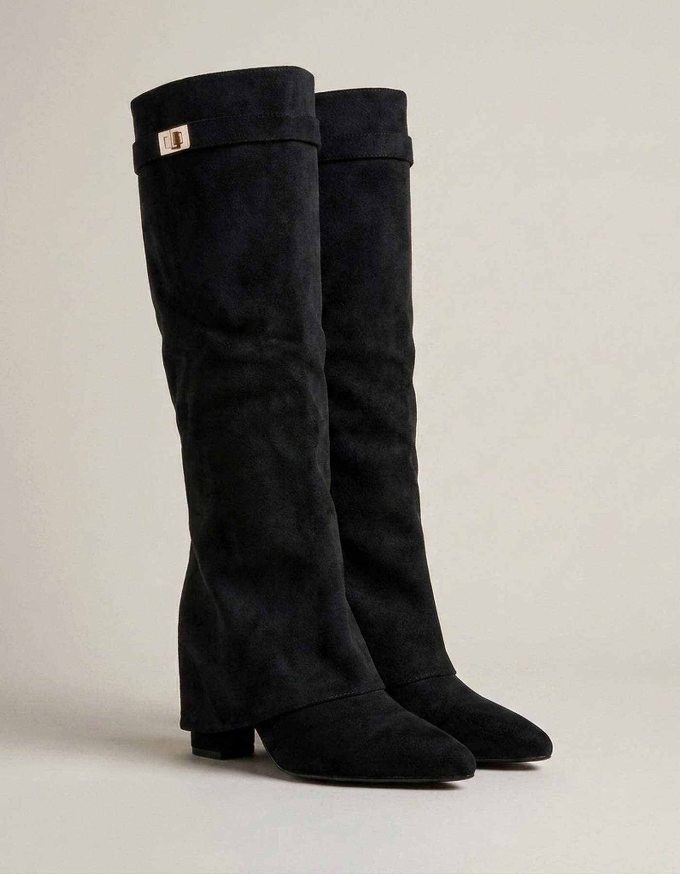 PLUXSTYLE::numise::pointed-toe-tall-boots::closeup-detail