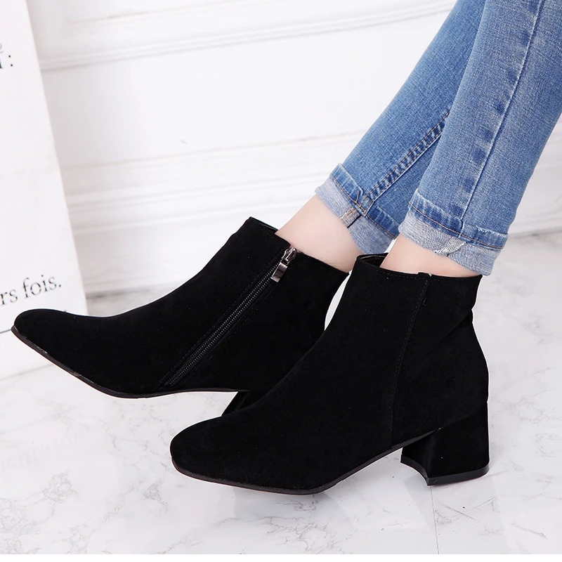 PLUXSTYLE::numise::pointed-toe-block-heel-ankle-boots::lifestyle-keep-1
