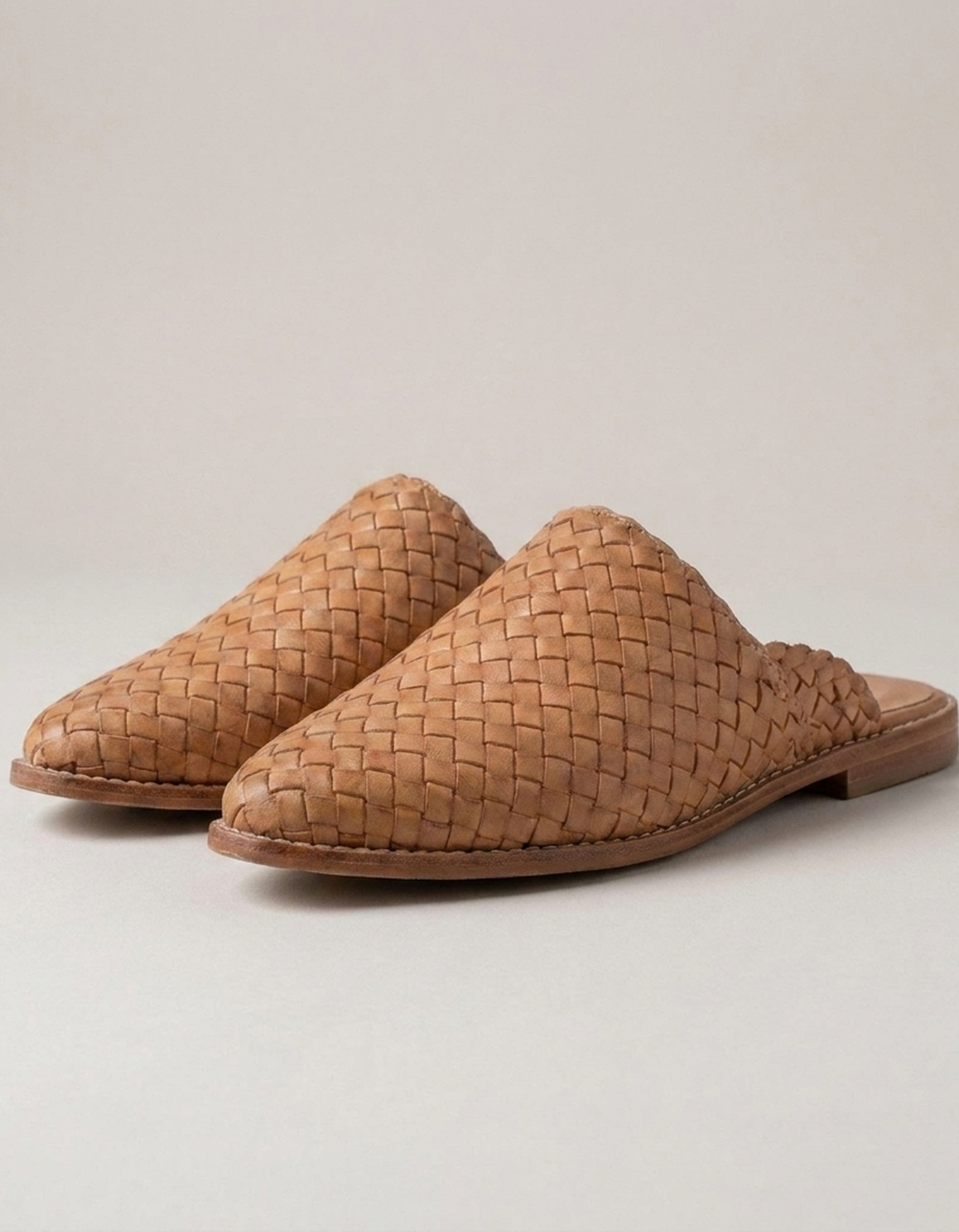 PLUXSTYLE::numise::womens-pointed-toe-woven-mules::closeup-detail