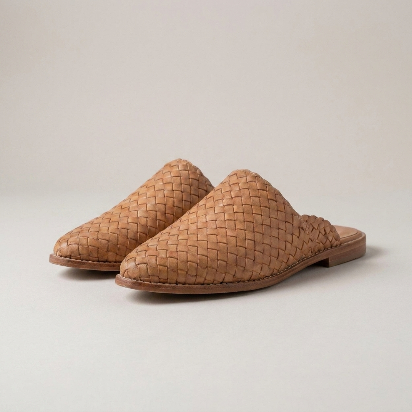 PLUXSTYLE::numise::womens-pointed-toe-woven-mules::closeup-detail