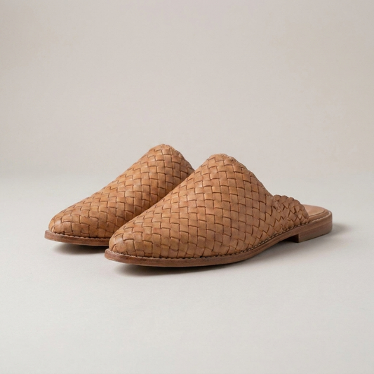 PLUXSTYLE::numise::womens-pointed-toe-woven-mules::closeup-detail