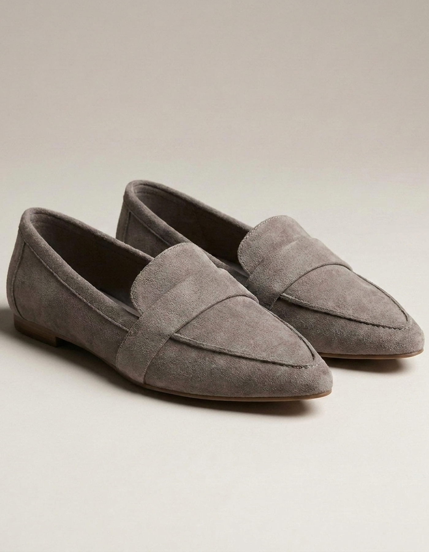 PLUXSTYLE::numise::henry-sleek-pointed-toe-loafers::closeup-detail