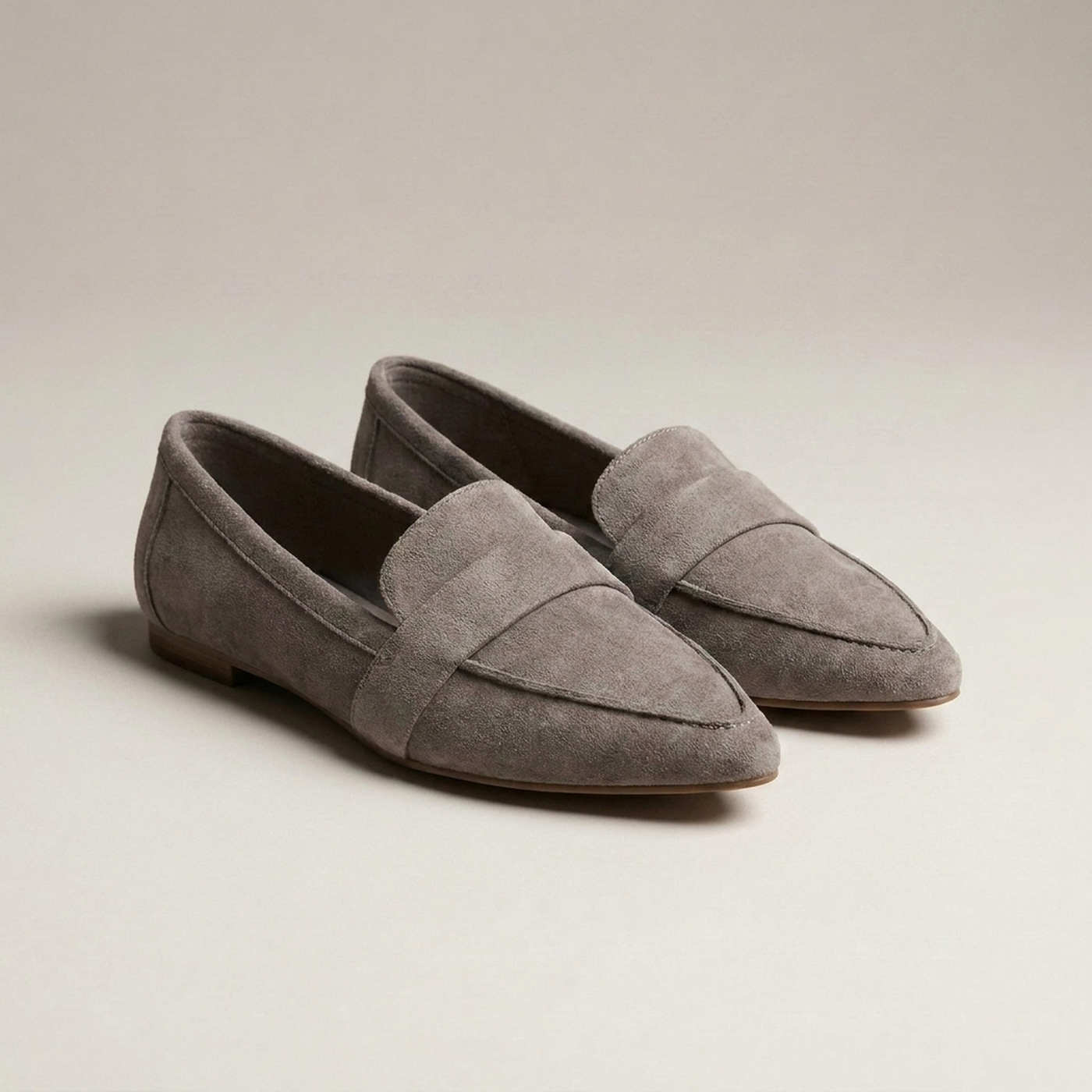 PLUXSTYLE::numise::henry-sleek-pointed-toe-loafers::closeup-detail