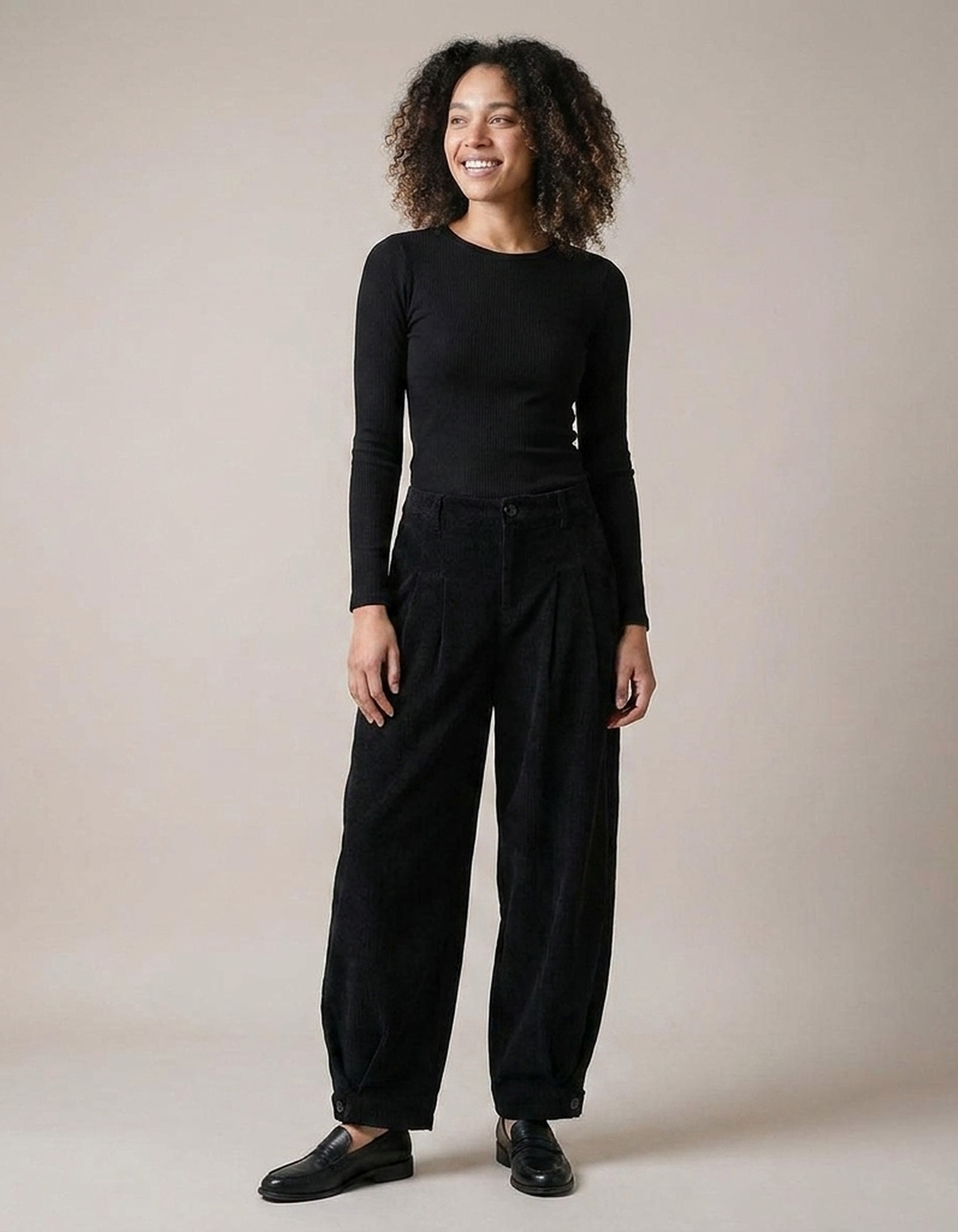 PLUXSTYLE::numise::pleated-barrel-leg-pants::front