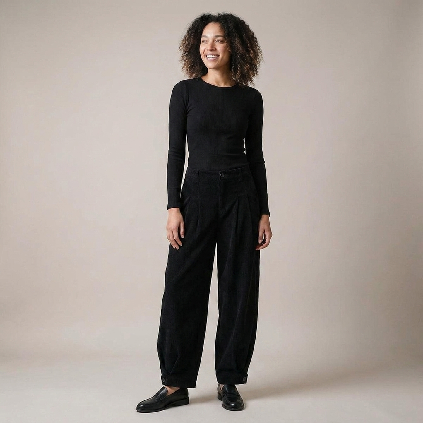 PLUXSTYLE::numise::pleated-barrel-leg-pants::front