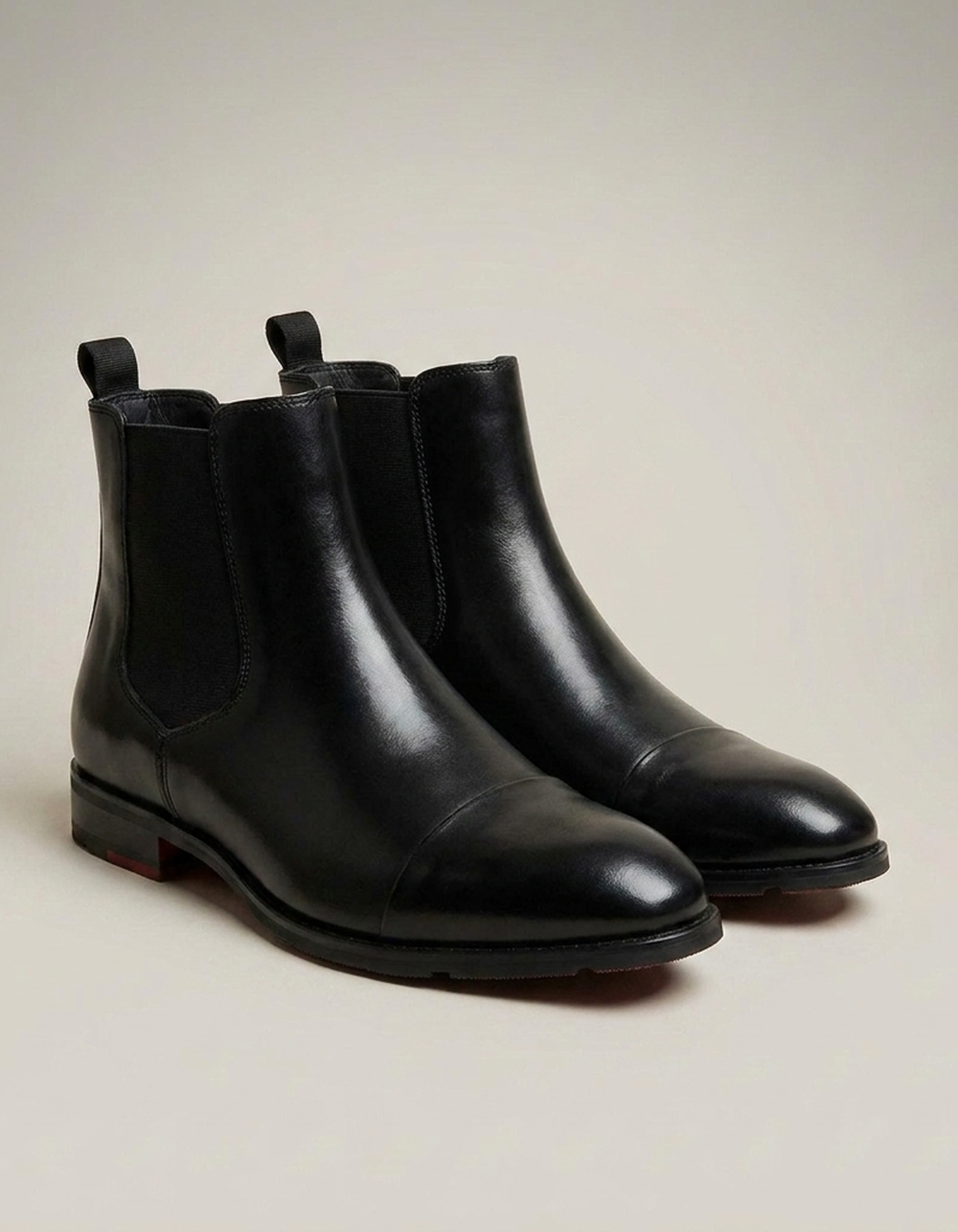 PLUXSTYLE::numise::mens-pointed-toe-chelsea-boots-2::closeup-detail