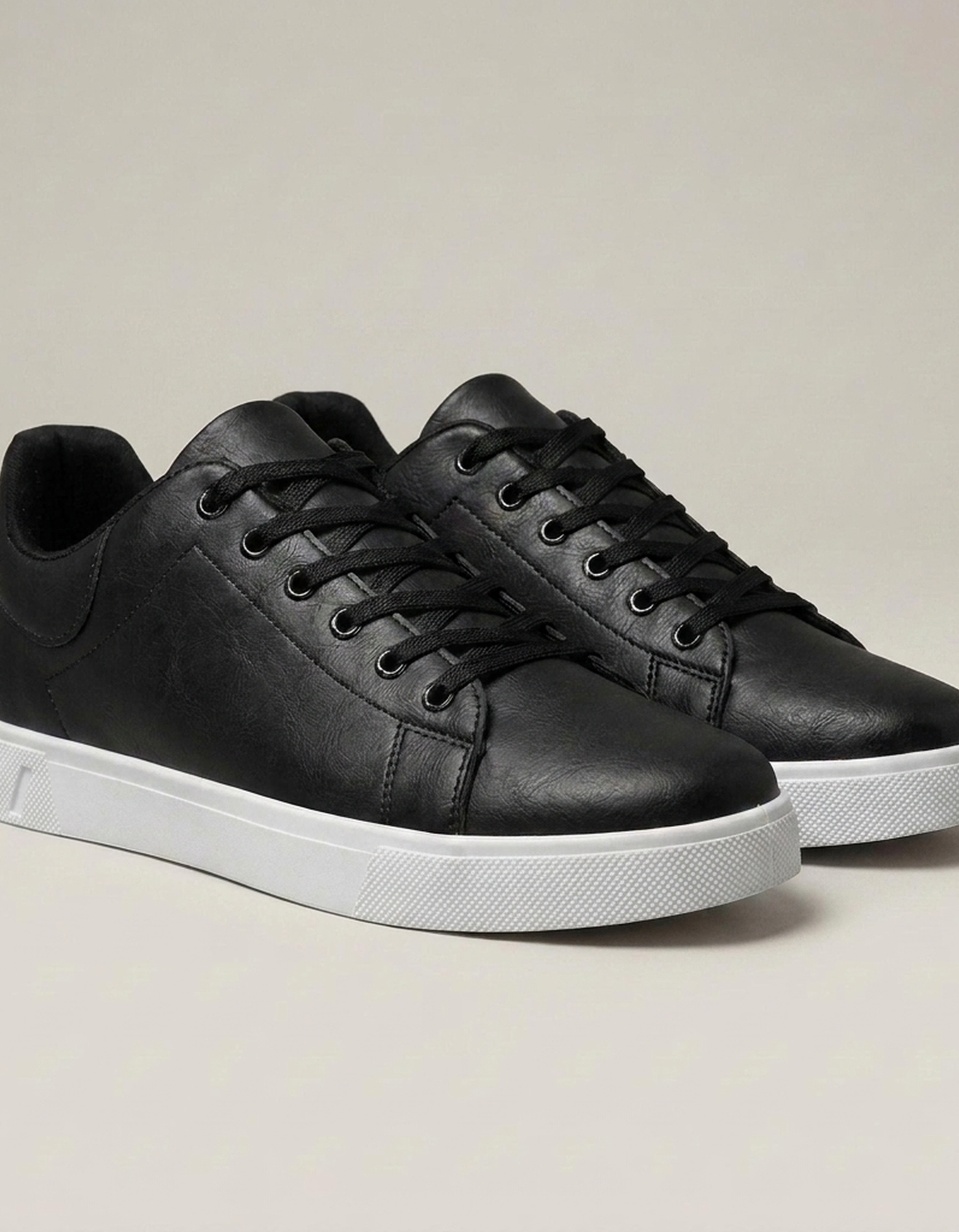 PLUXSTYLE::numise::mens-refined-everyday-sneakers::closeup-detail
