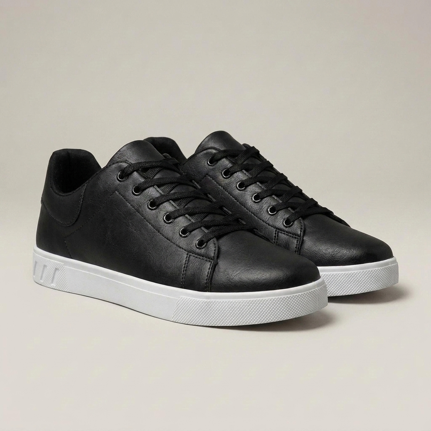 PLUXSTYLE::numise::mens-refined-everyday-sneakers::closeup-detail