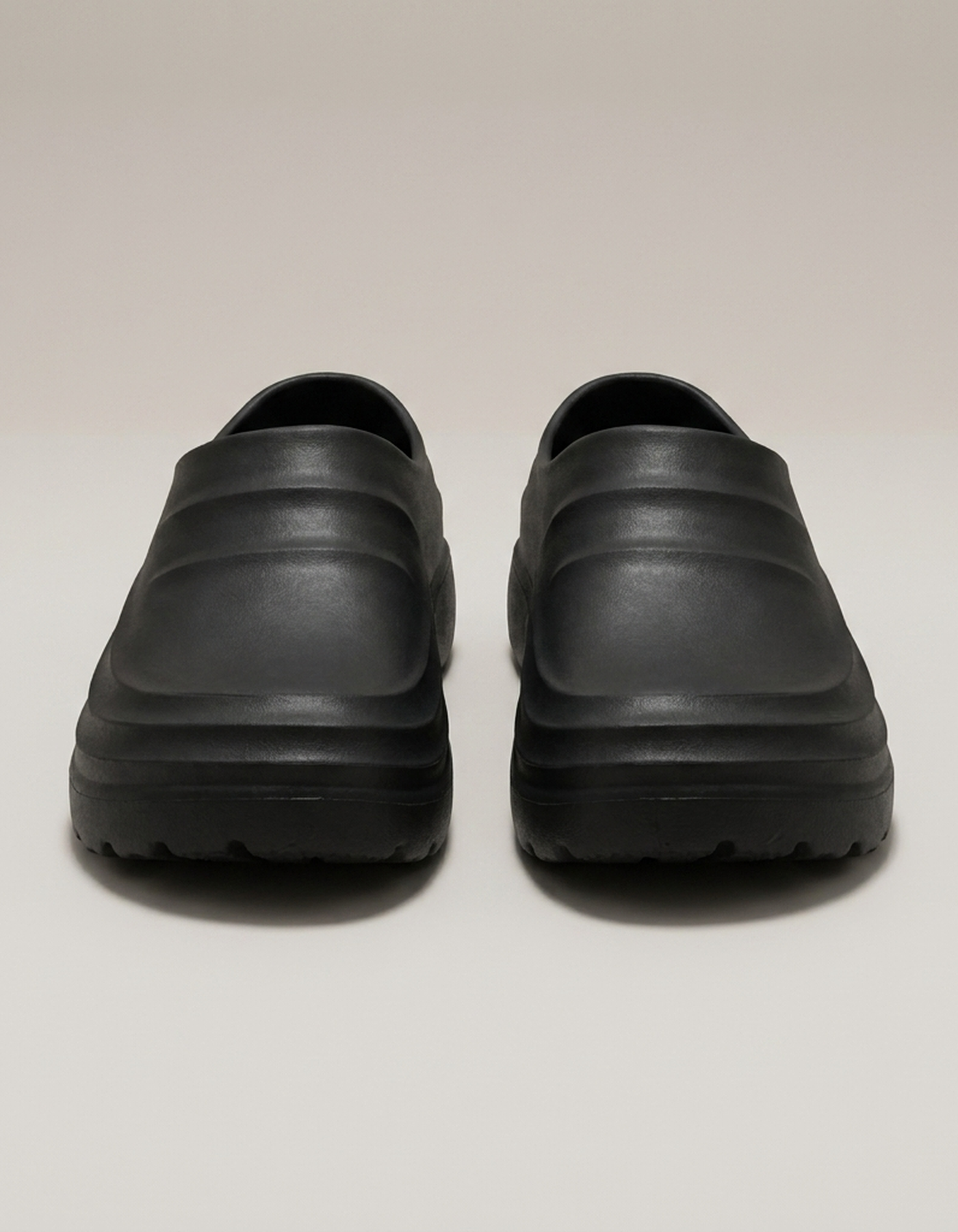 PLUXSTYLE::numise::slip-resistant-comfort-clogs::pack-black