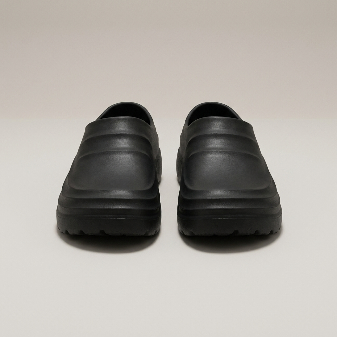 PLUXSTYLE::numise::slip-resistant-comfort-clogs::pack-black