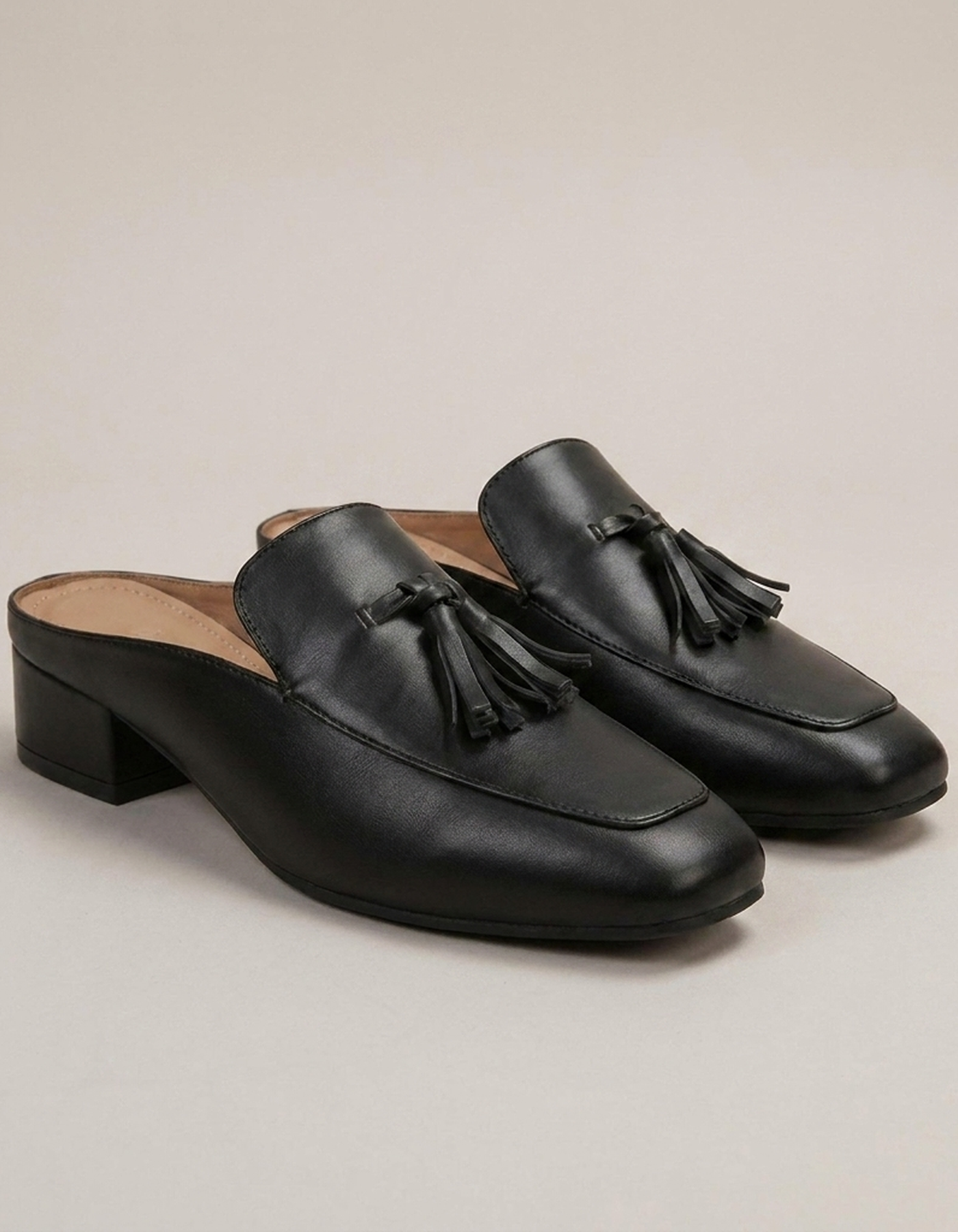 PLUXSTYLE::numise::womens-backless-tassel-loafers::closeup-detail