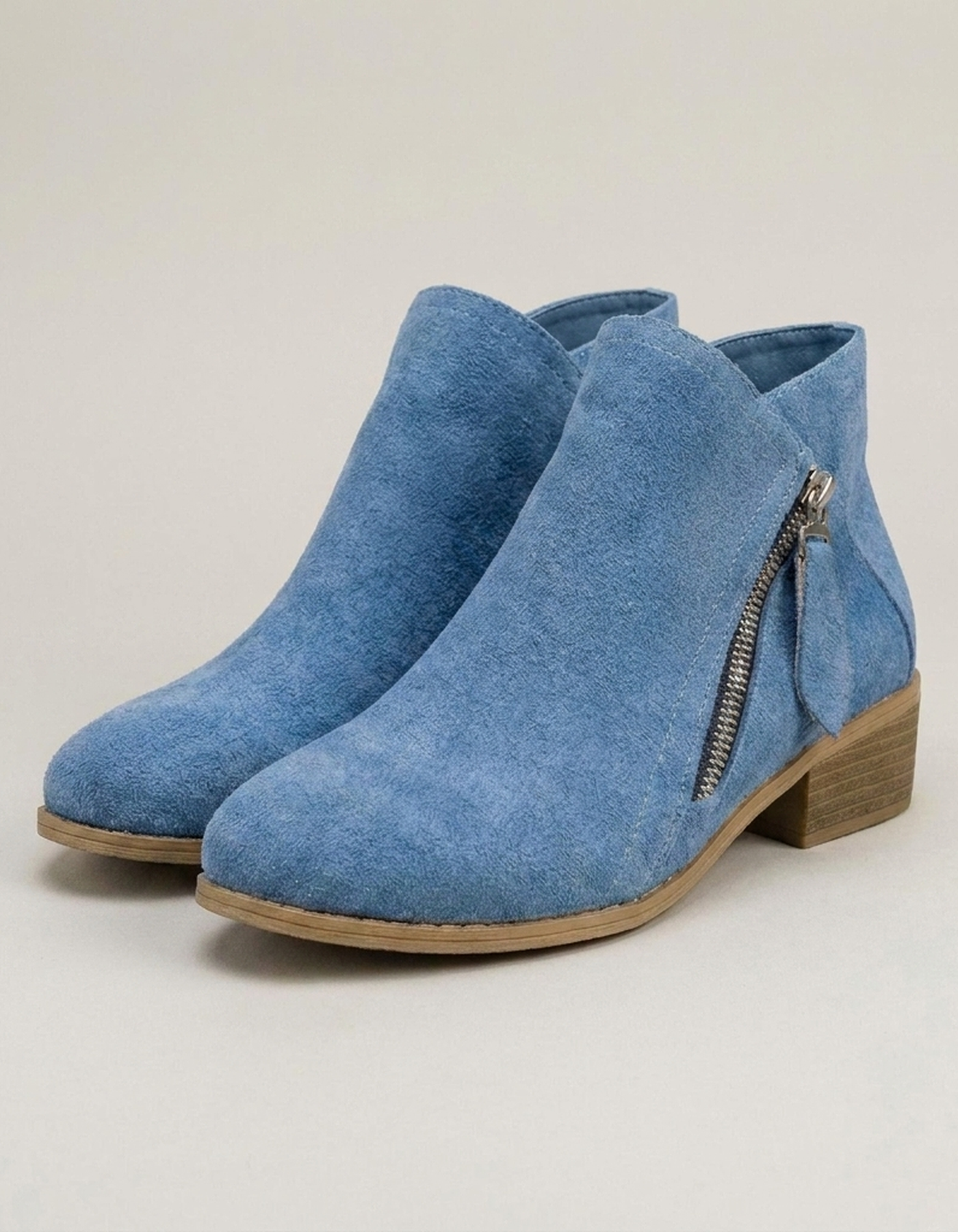 PLUXSTYLE::numise::low-block-heel-ankle-boots::closeup-detail