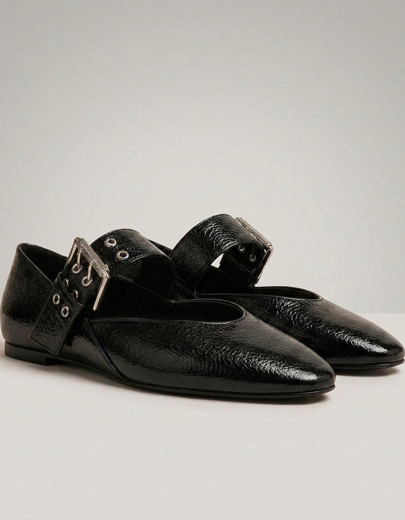 PLUXSTYLE::numise::buckle-mary-jane-flats::closeup-detail