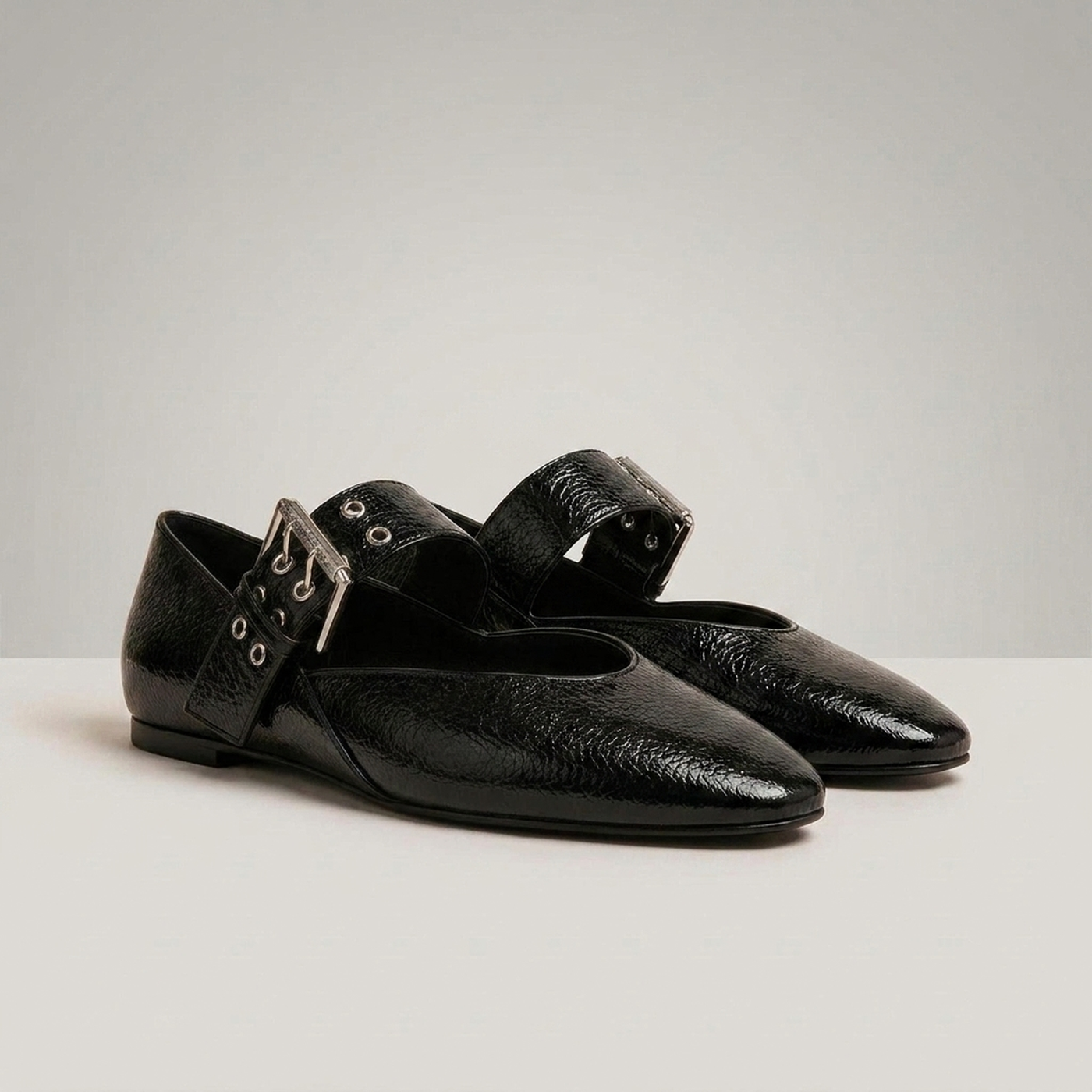 PLUXSTYLE::numise::buckle-mary-jane-flats::closeup-detail